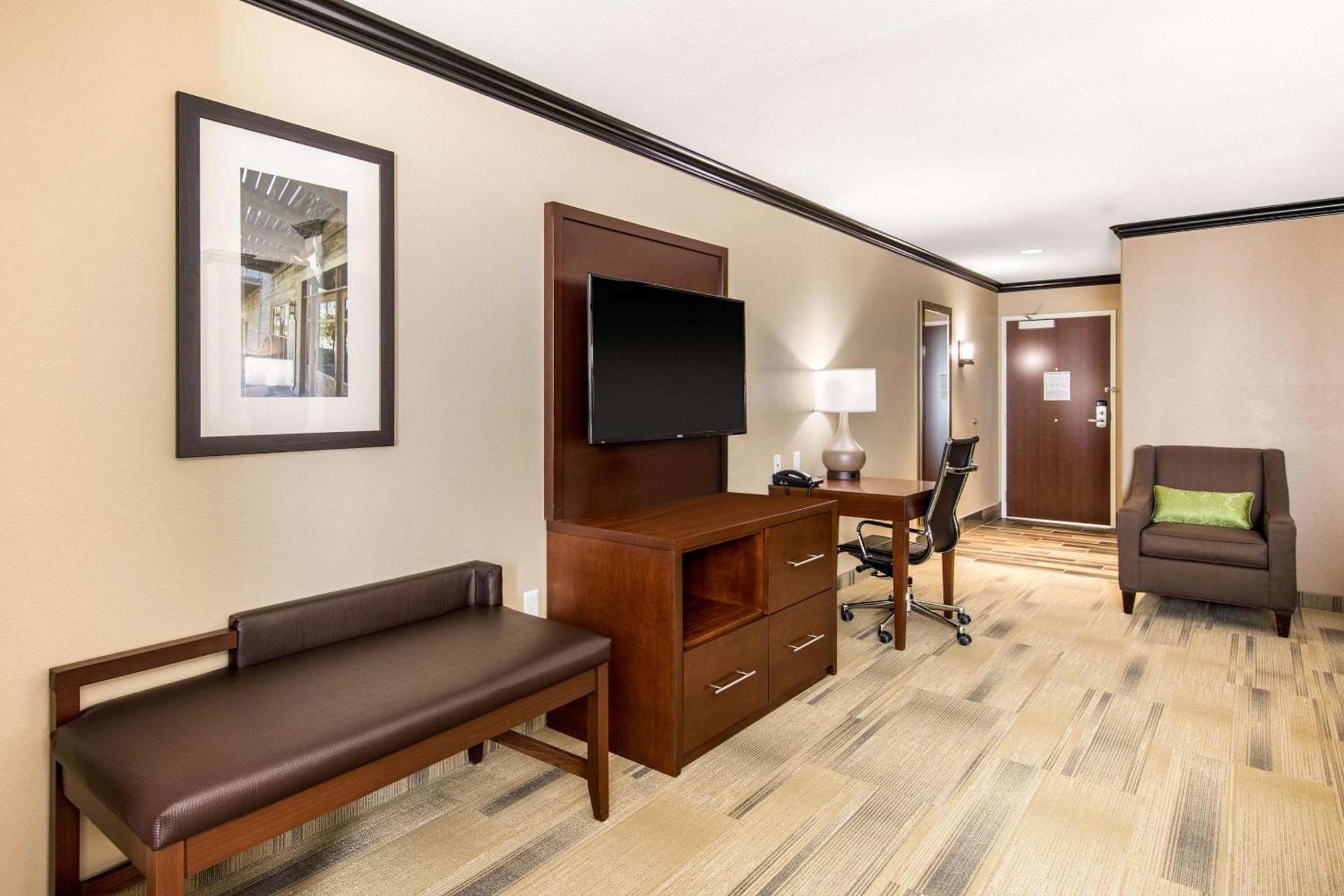 Comfort Suites Liberal North photo 21