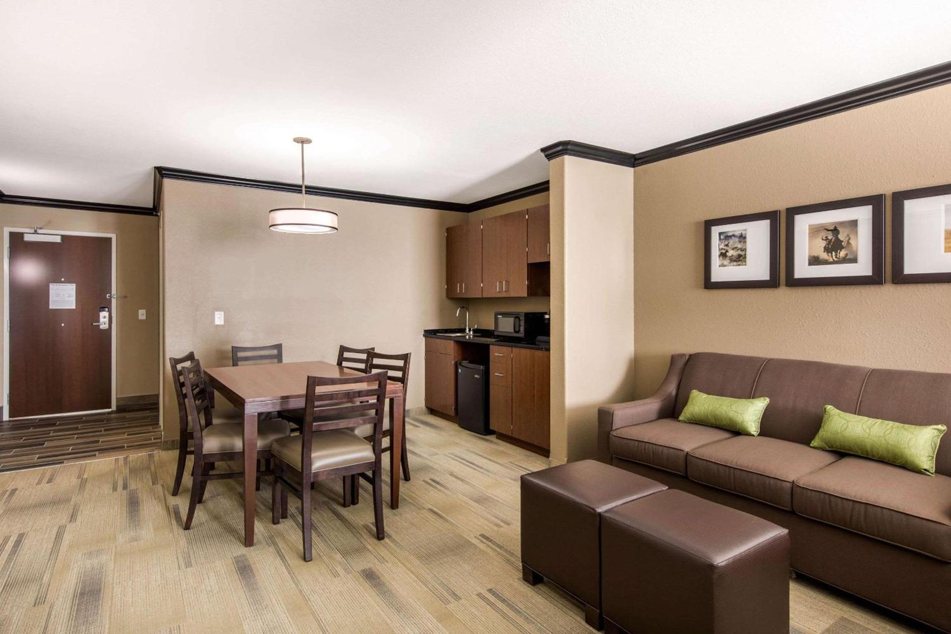 Comfort Suites Liberal North photo 22