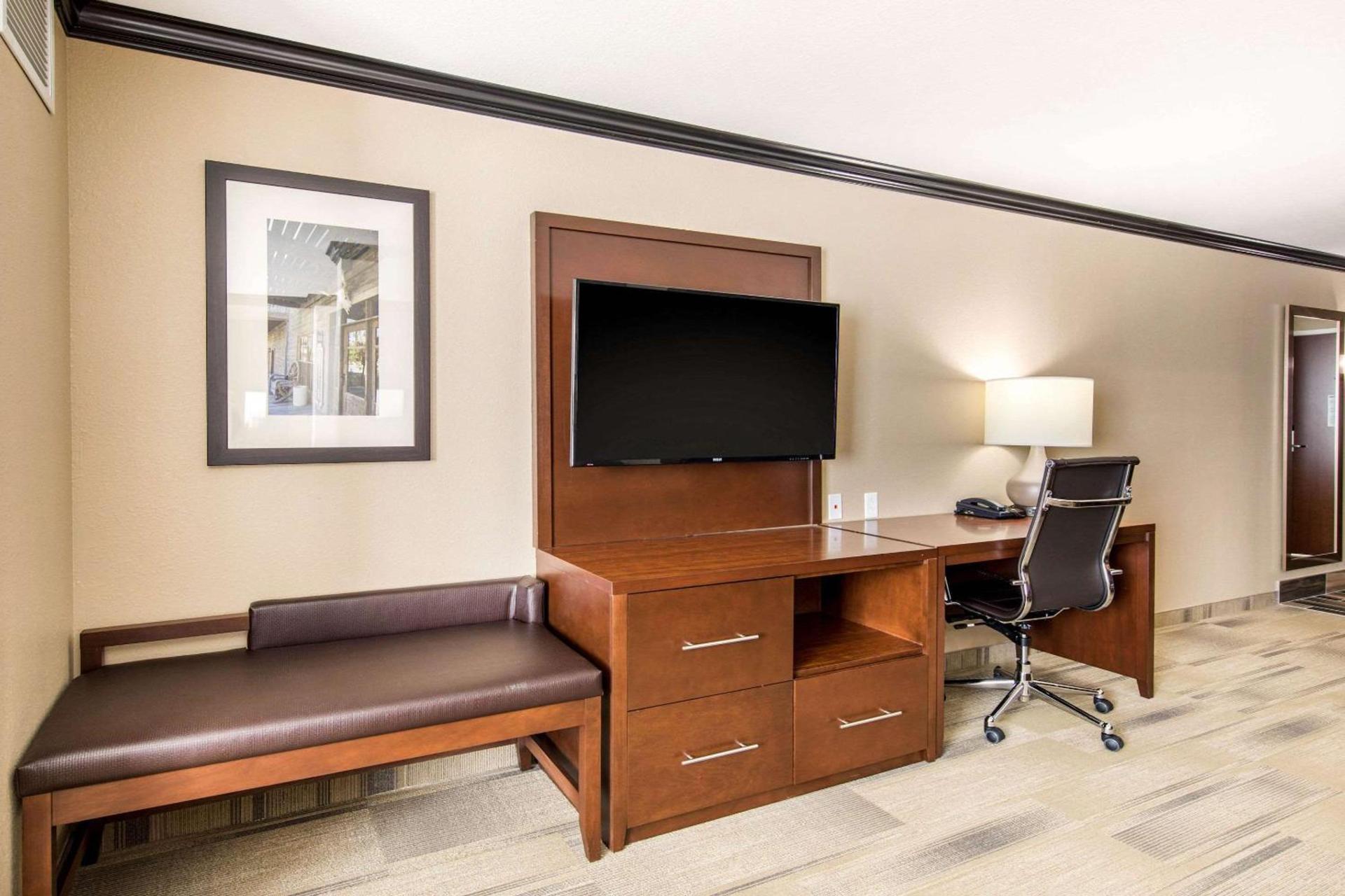 Comfort Suites Liberal North photo 25