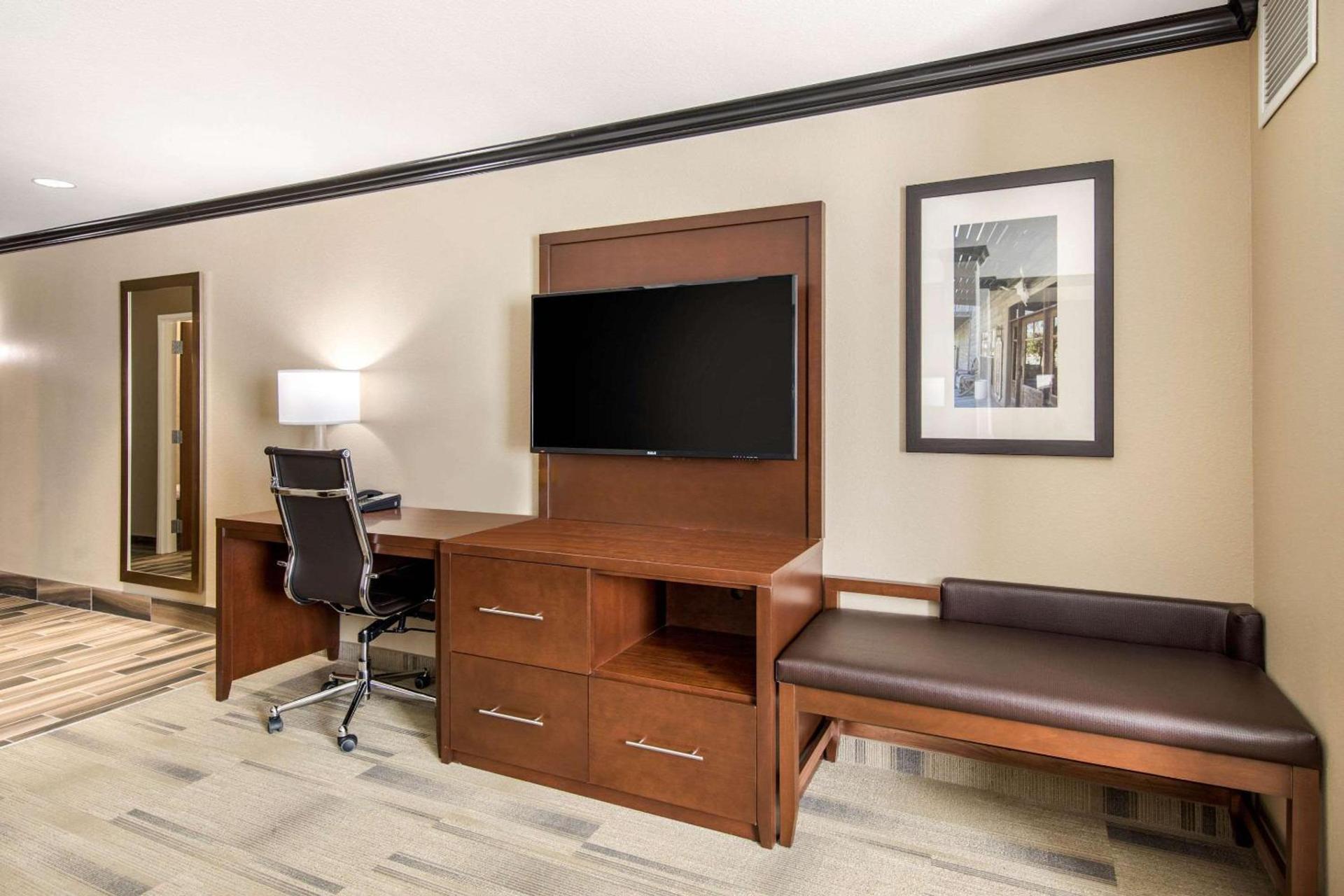 Comfort Suites Liberal North photo 28