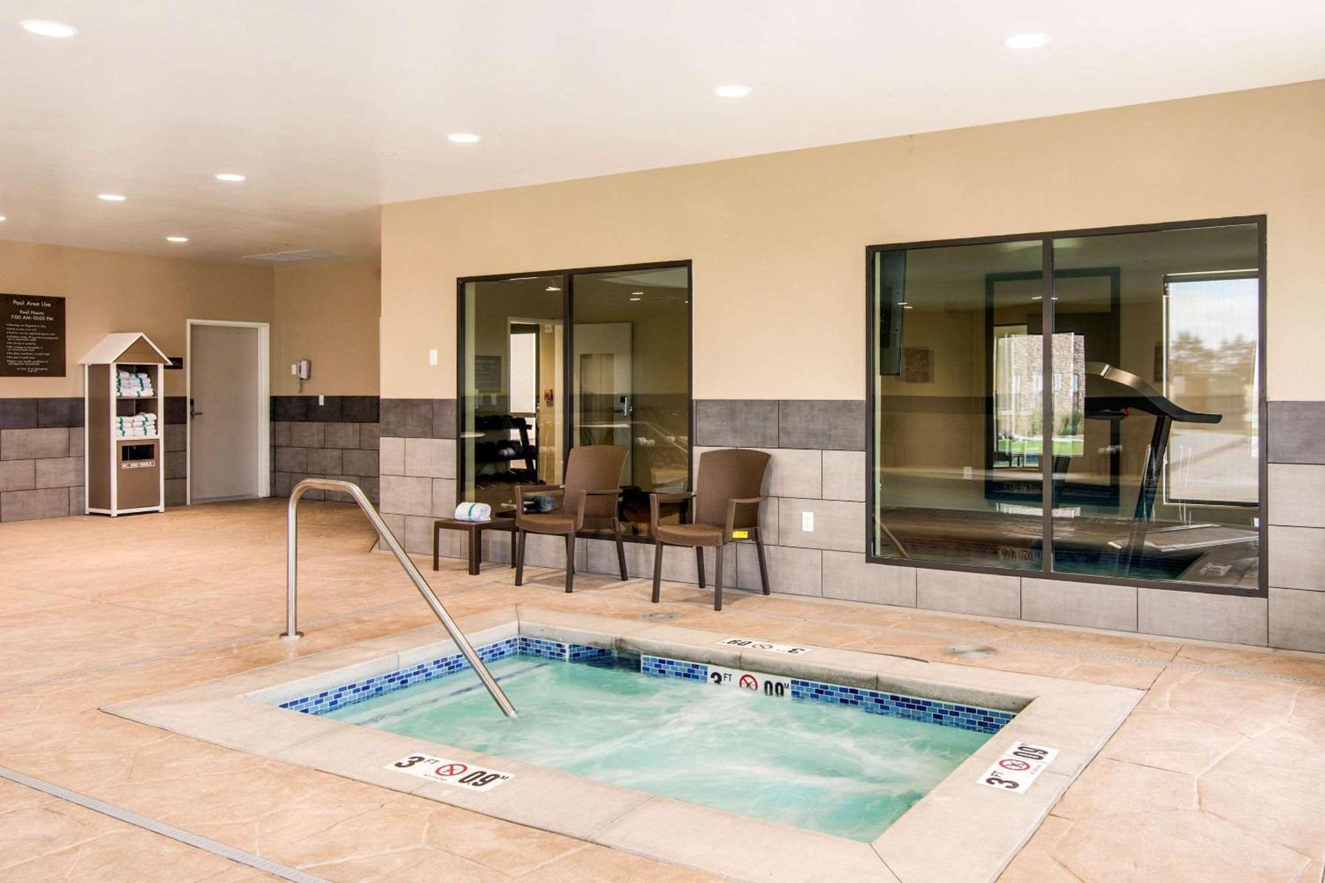 Comfort Suites Liberal North photo 31