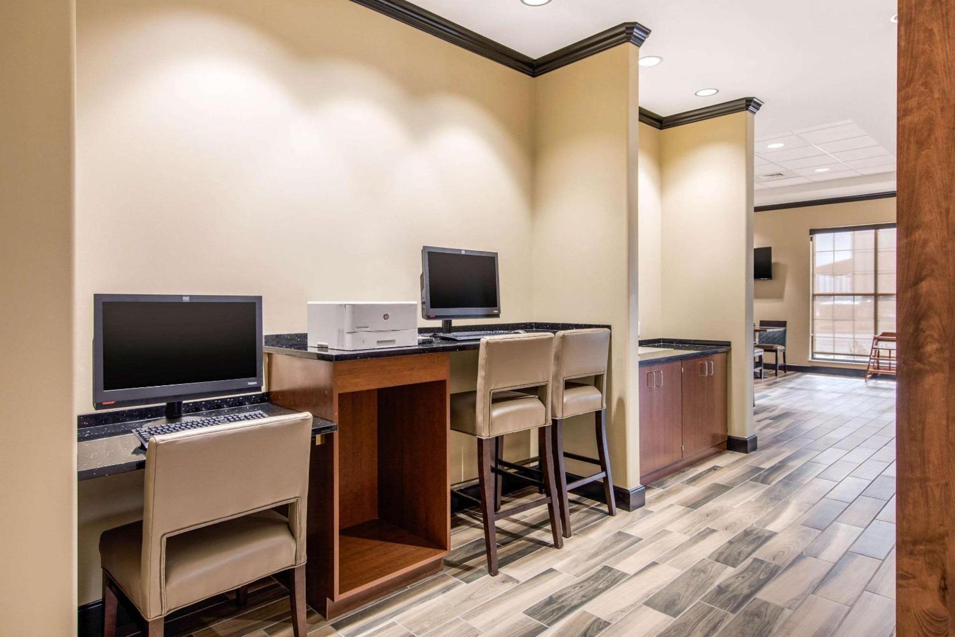 Comfort Suites Liberal North photo 33