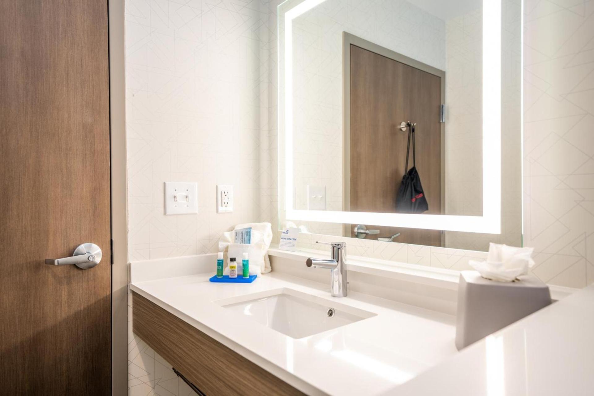 Holiday Inn Express & Suites Charlottesville by IHG photo 96