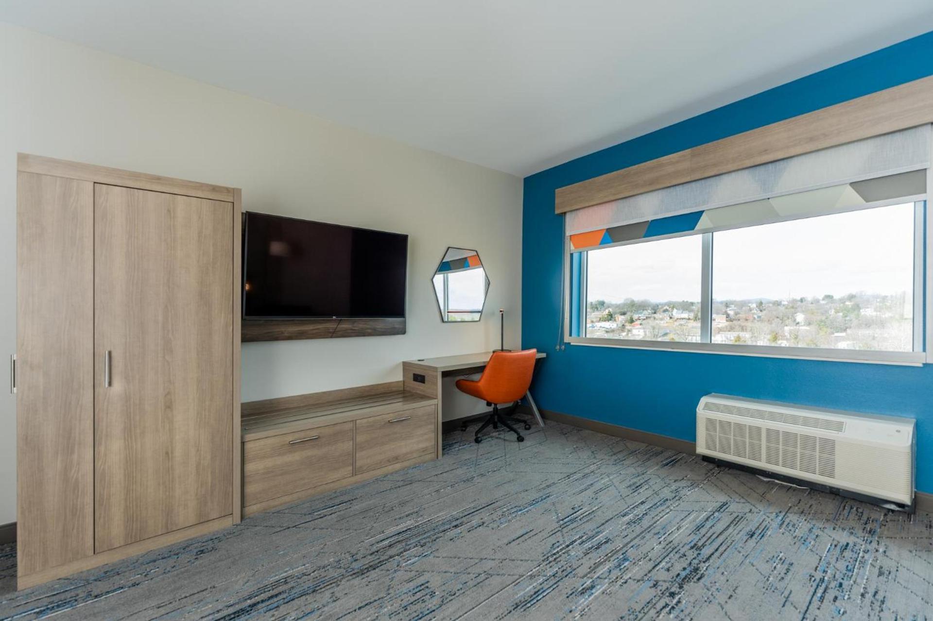 Holiday Inn Express & Suites Charlottesville by IHG photo 61