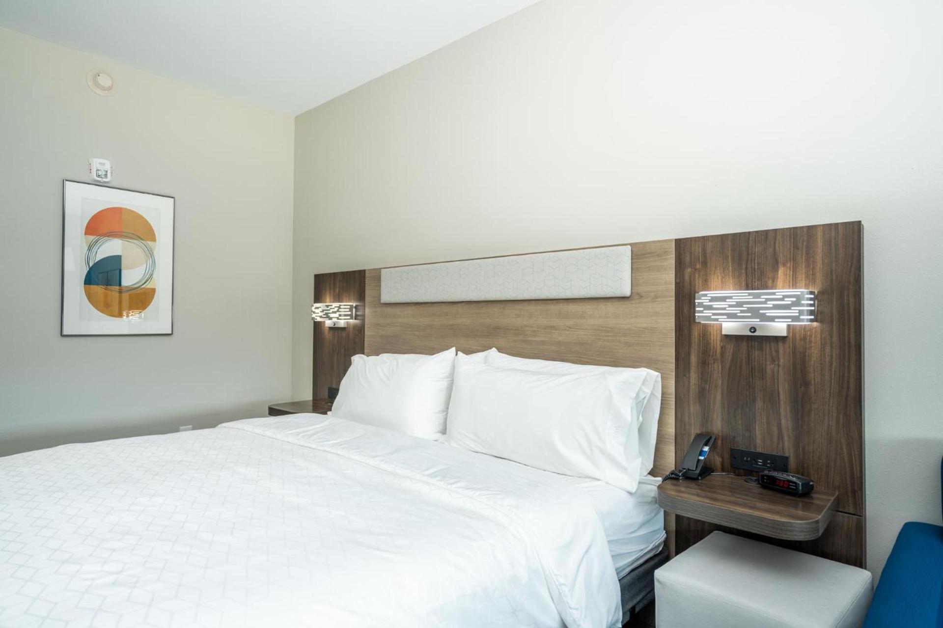 Holiday Inn Express & Suites Charlottesville by IHG photo 67