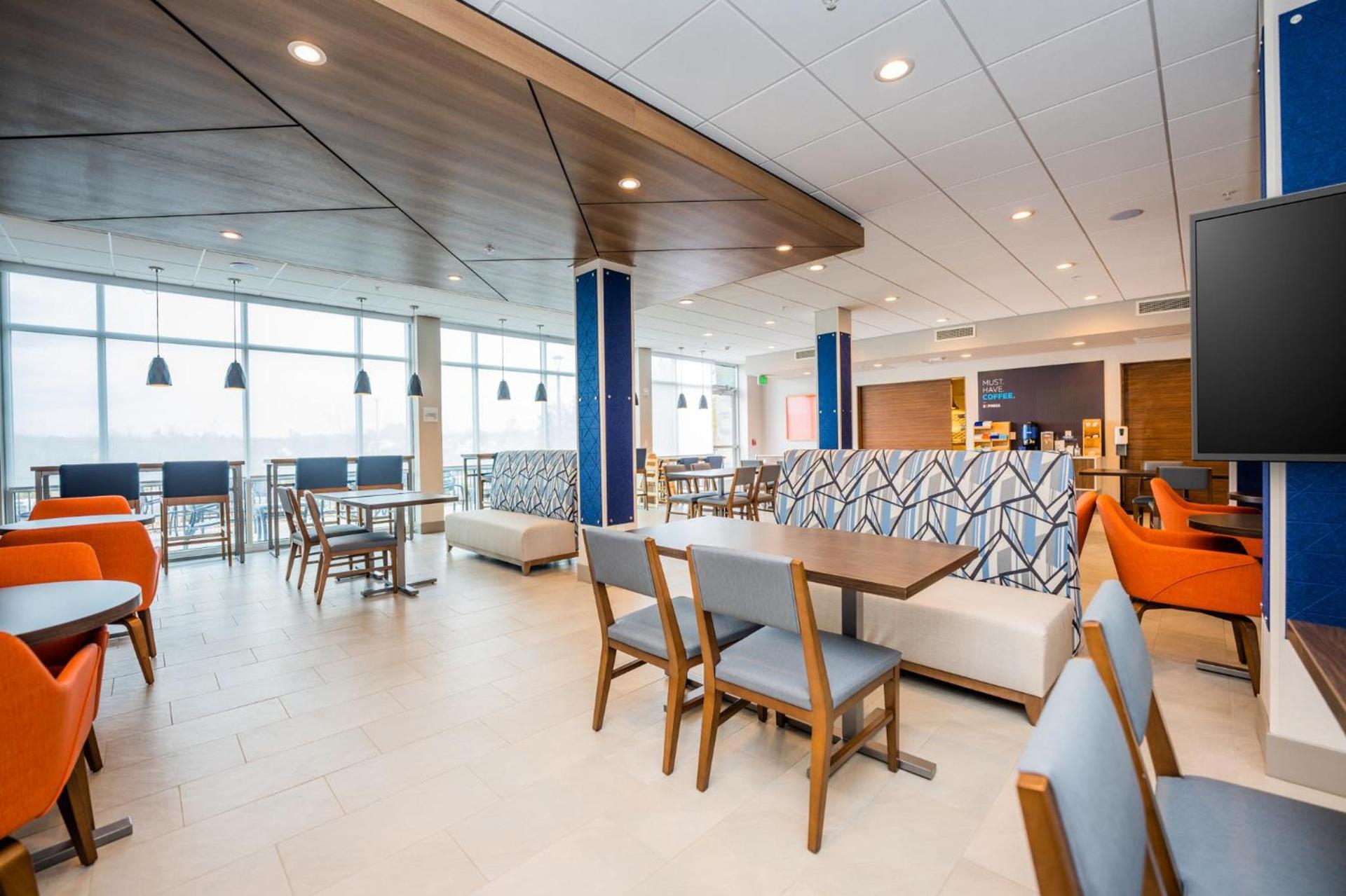 Holiday Inn Express & Suites Charlottesville by IHG photo 77