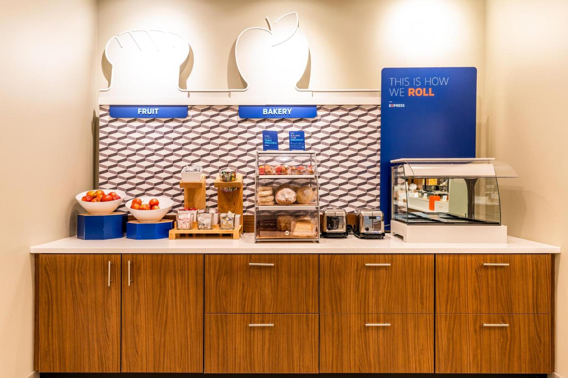 Holiday Inn Express & Suites Charlottesville by IHG photo 98