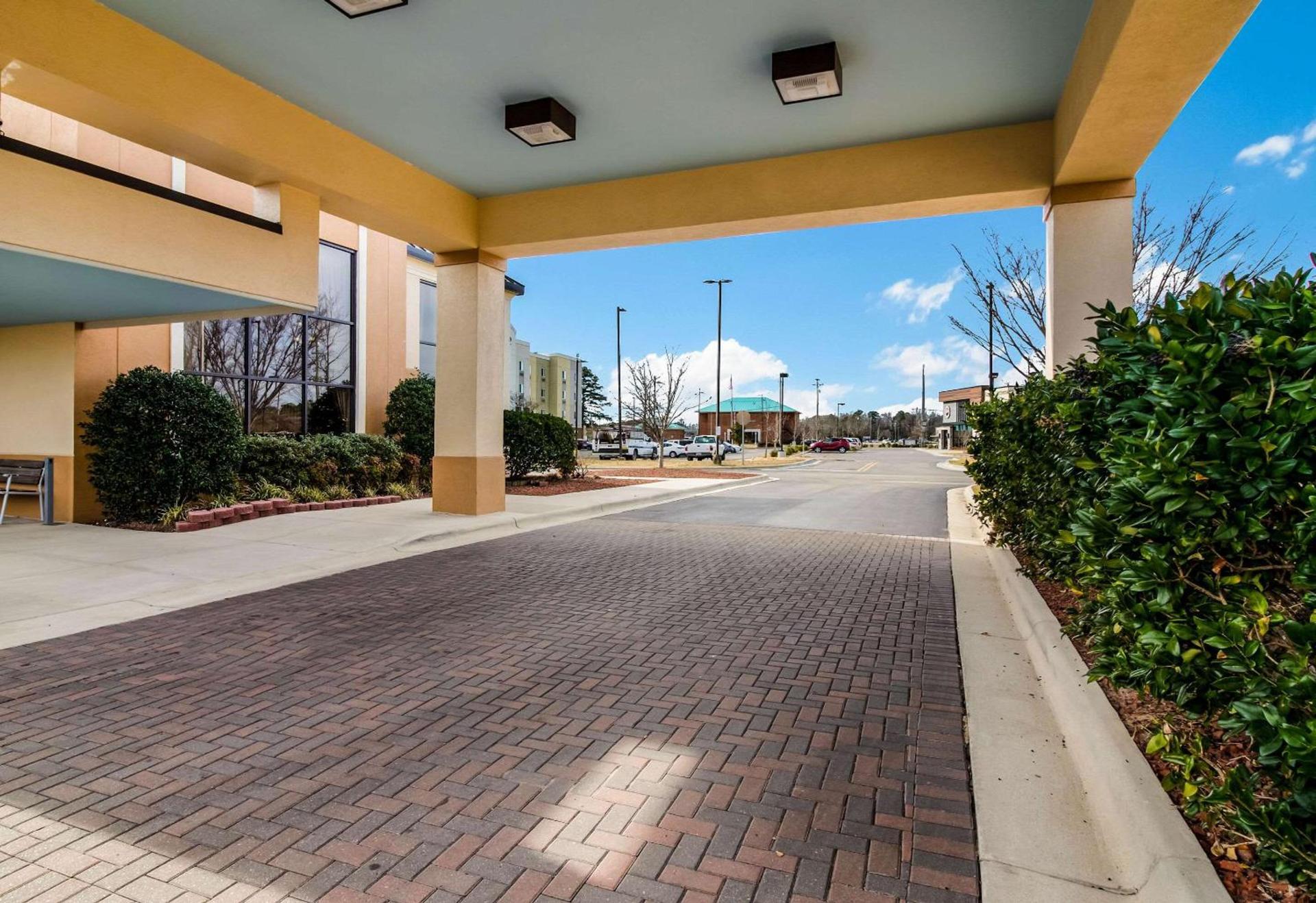 Clarion Pointe New Bern photo 58