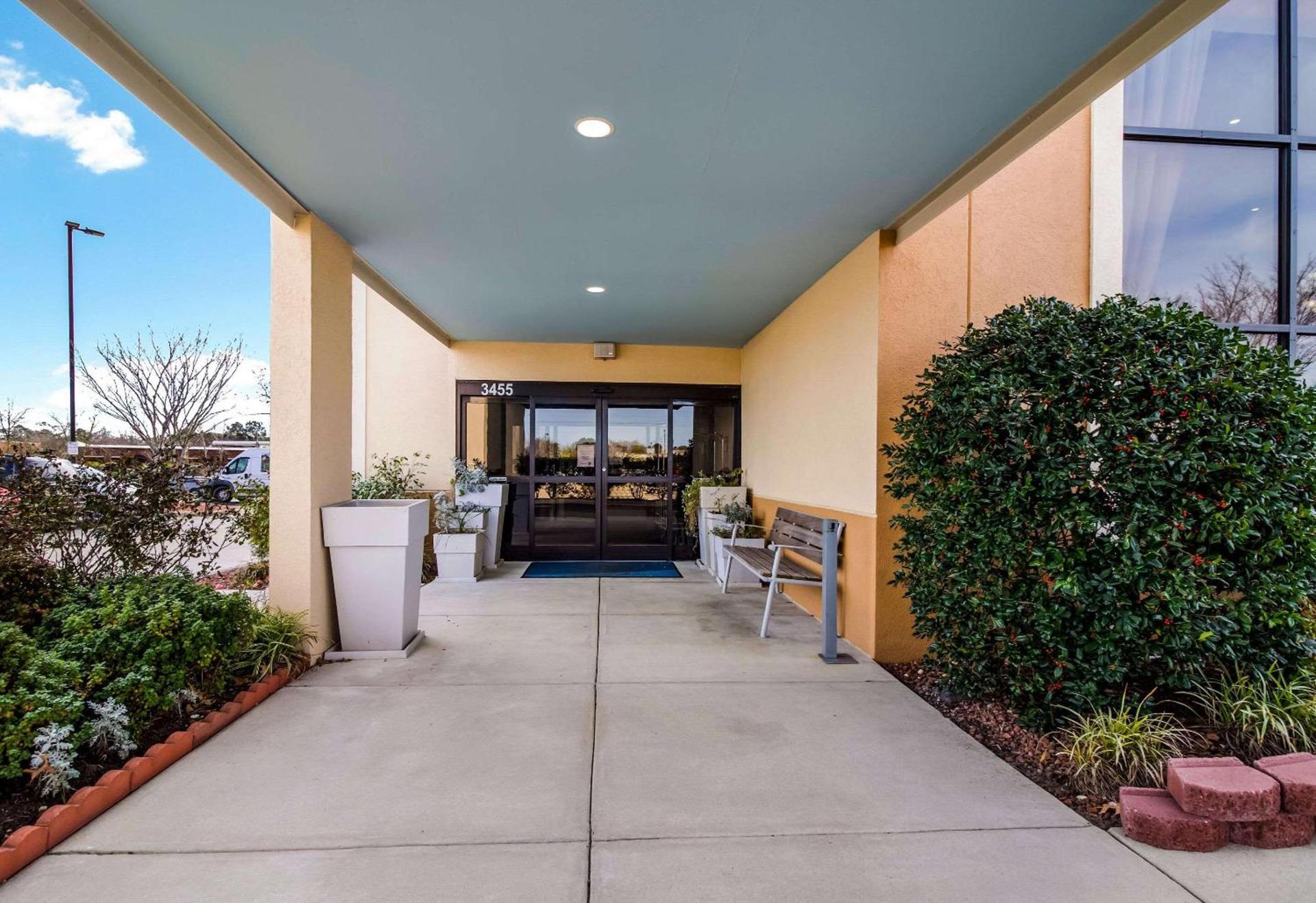 Clarion Pointe New Bern photo 2