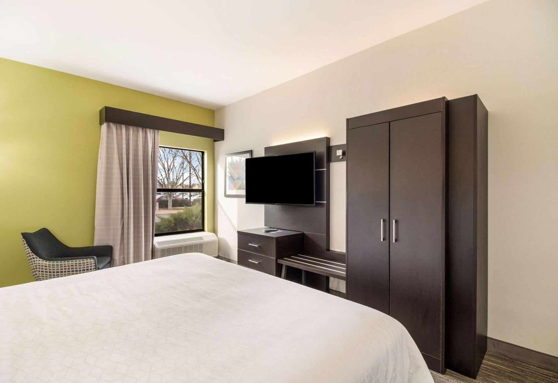 Clarion Pointe New Bern photo 9