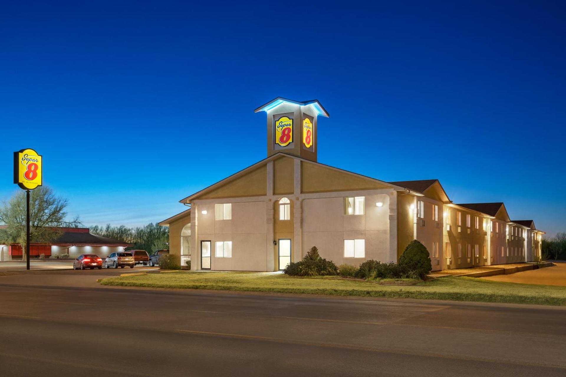 Super 8 by Wyndham Liberal KS photo 2