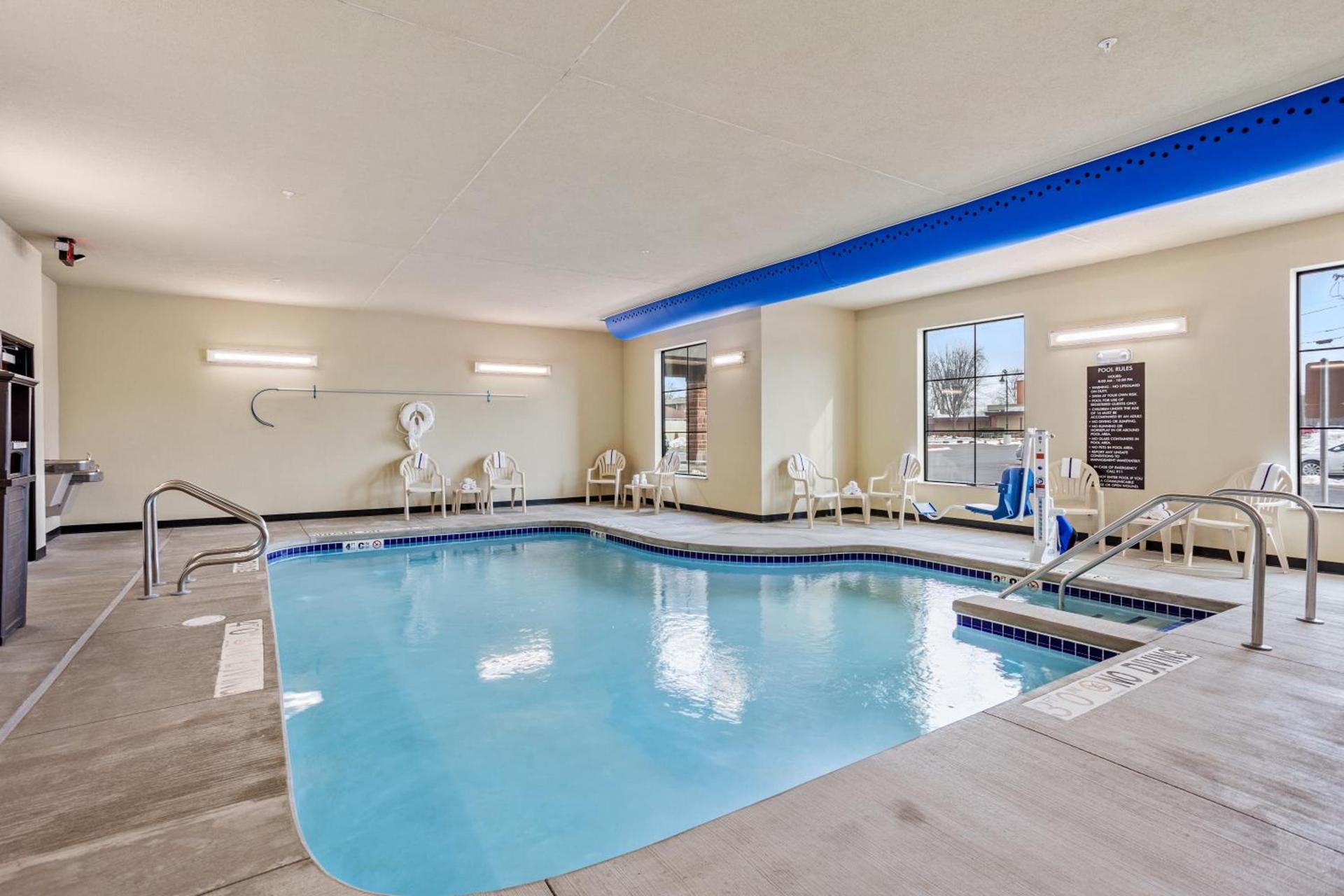 Cobblestone Hotel & Suites - Little Chute photo 3
