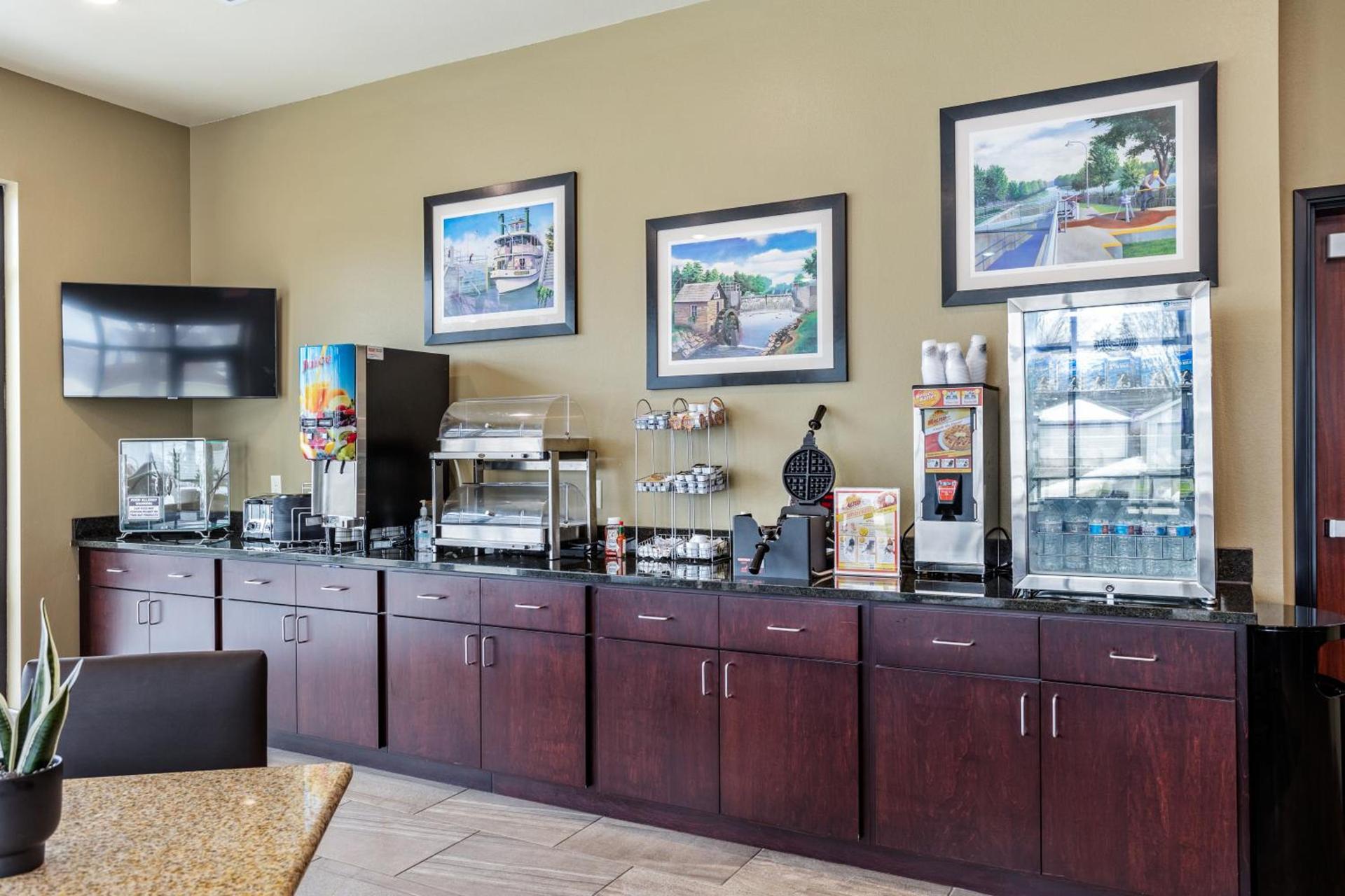 Cobblestone Hotel & Suites - Little Chute photo 5