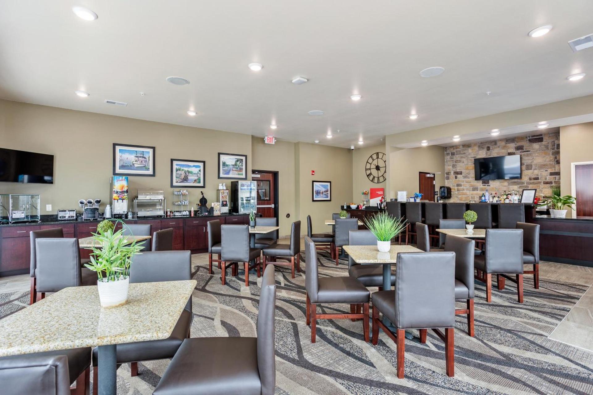 Cobblestone Hotel & Suites - Little Chute photo 17