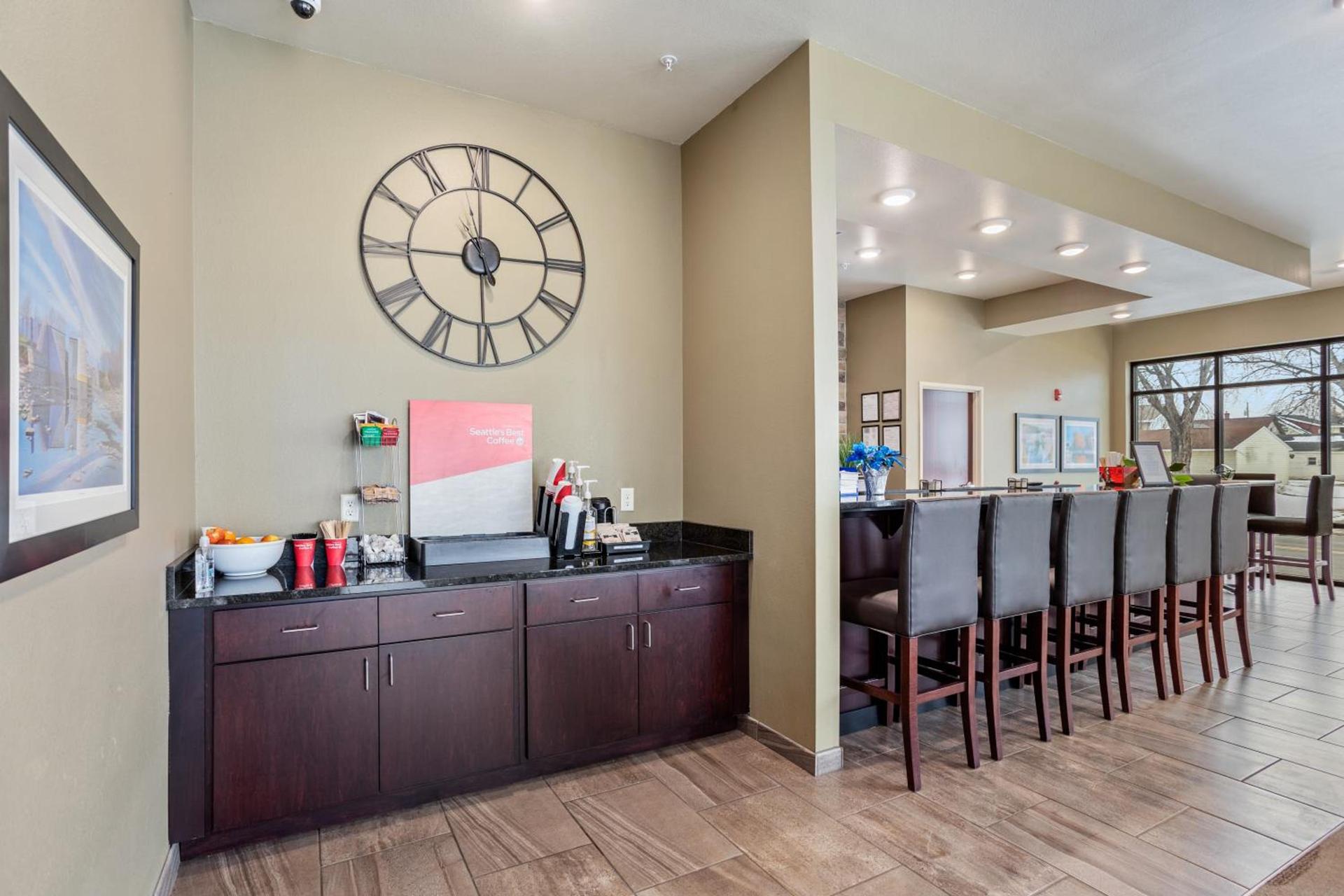 Cobblestone Hotel & Suites - Little Chute photo 13