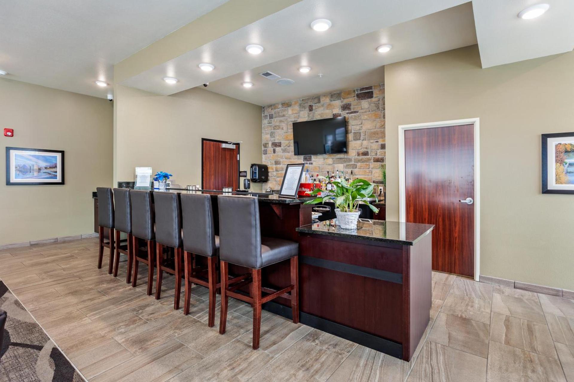 Cobblestone Hotel & Suites - Little Chute photo 10