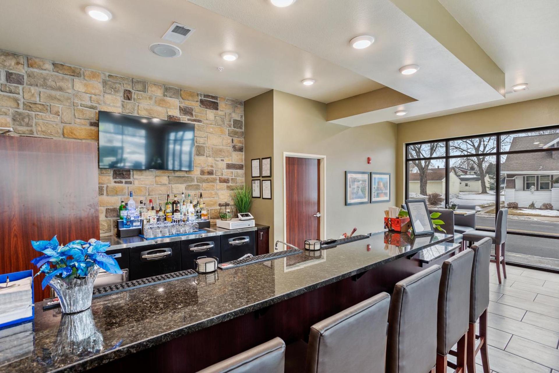 Cobblestone Hotel & Suites - Little Chute photo 9
