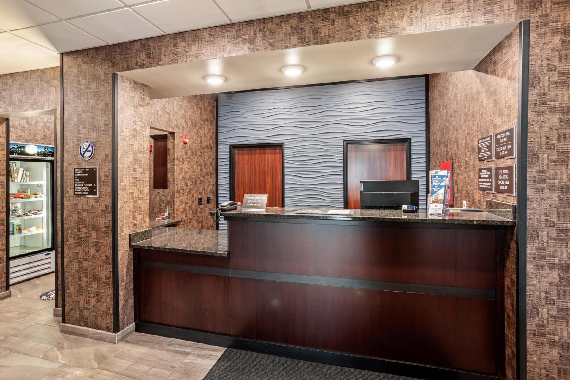 Cobblestone Hotel & Suites - Little Chute photo 7