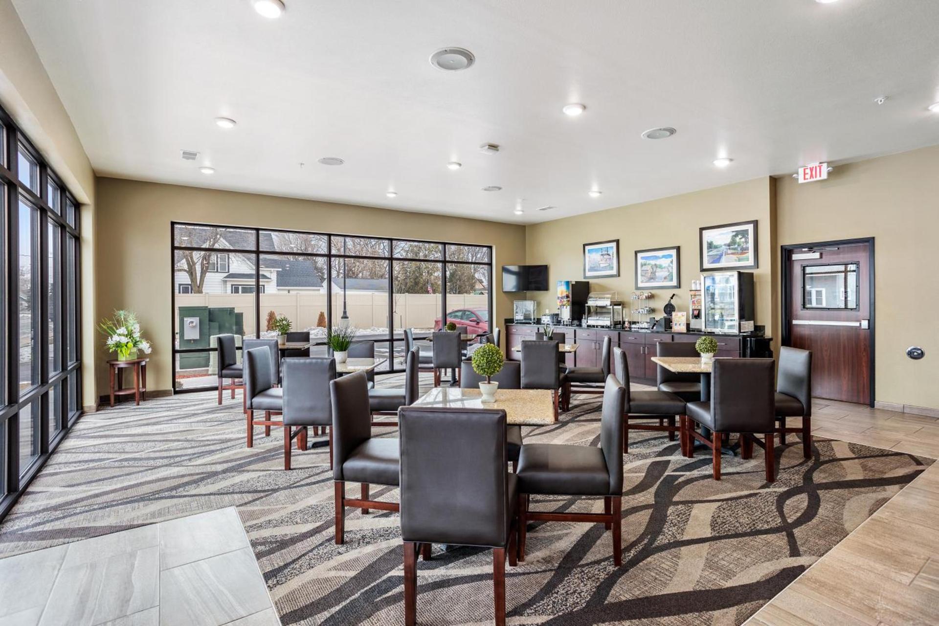Cobblestone Hotel & Suites - Little Chute photo 6