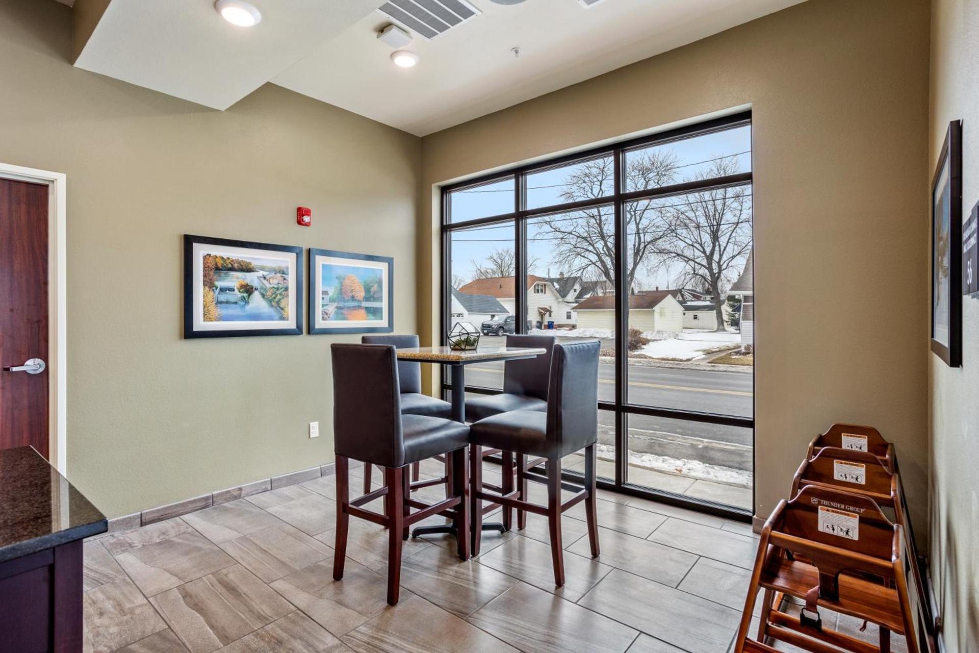 Cobblestone Hotel & Suites - Little Chute photo 16