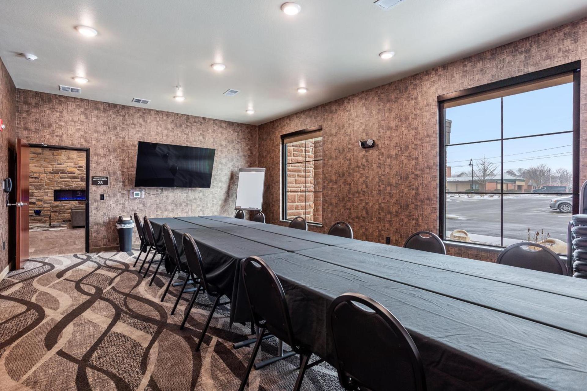 Cobblestone Hotel & Suites - Little Chute photo 15
