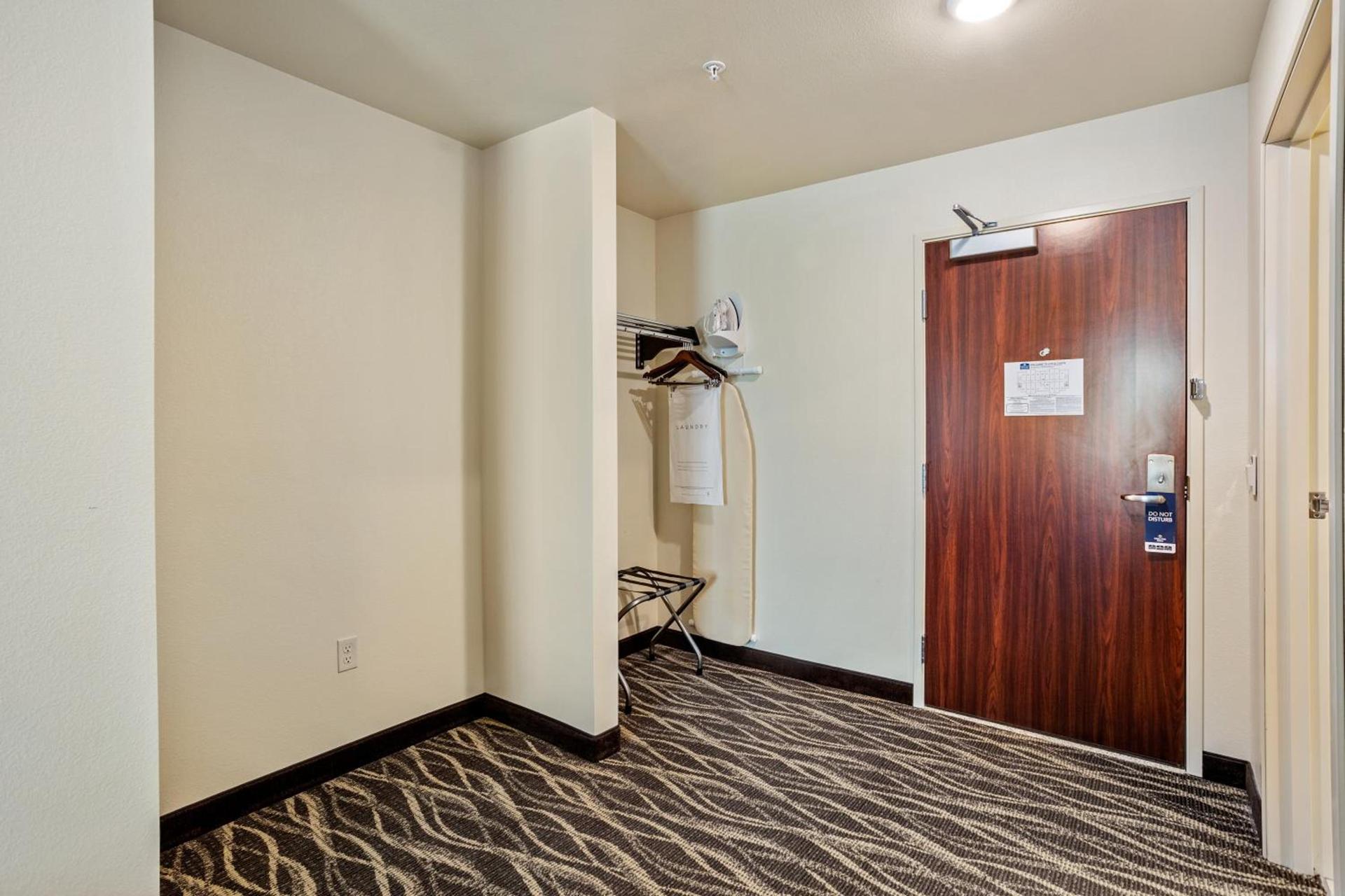 Cobblestone Hotel & Suites - Little Chute photo 30
