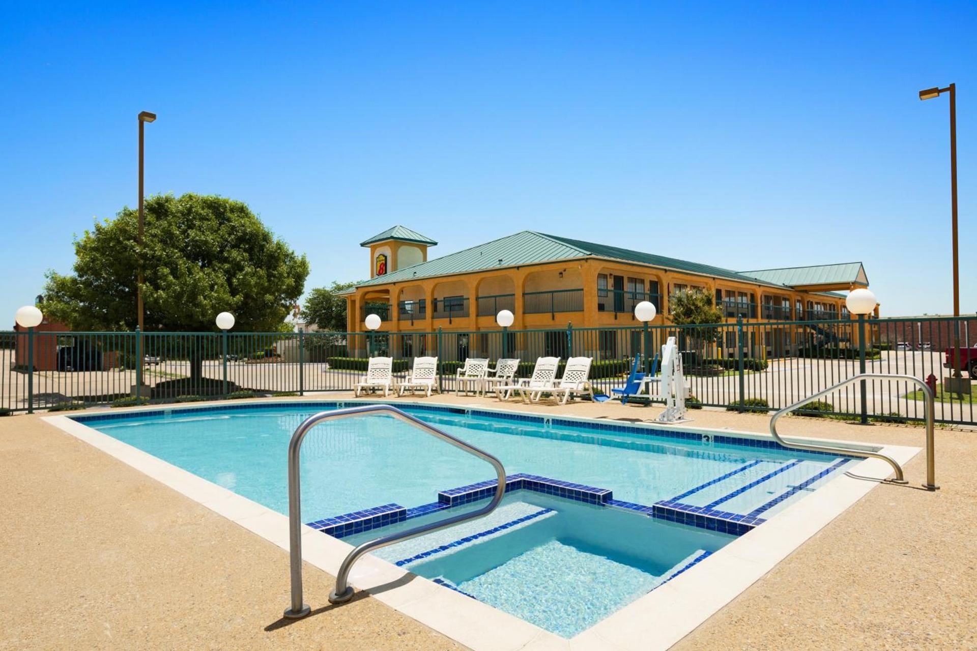 Super 8 by Wyndham Grand Prairie Southwest photo 18