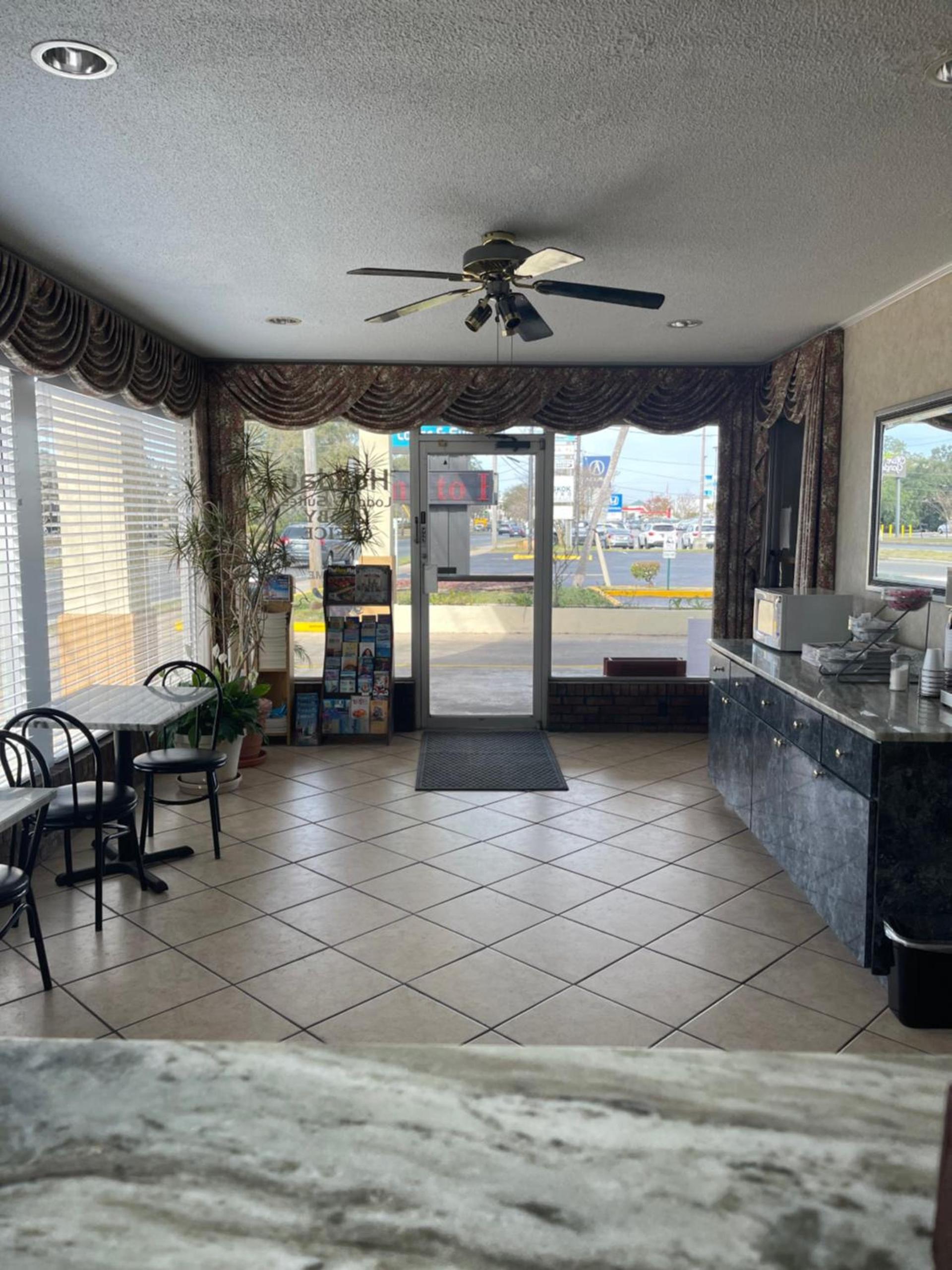 Hole Inn the Wall Hotel - Fort Walton Beach - Sunset Plaza - nearby Beaches & Hurlburt photo 33