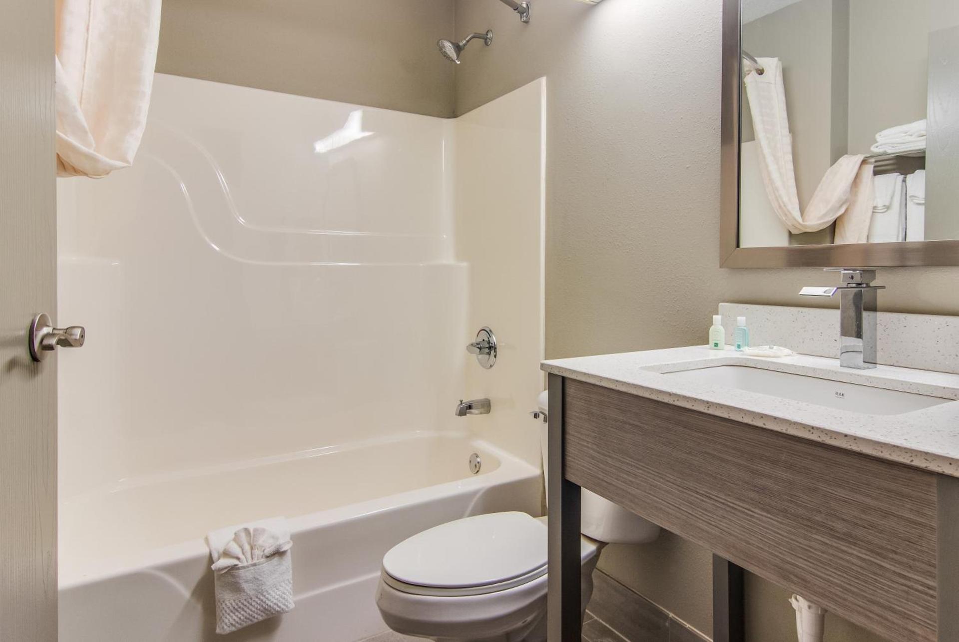 Quality Inn & Suites Grove City-Outlet Mall photo 6
