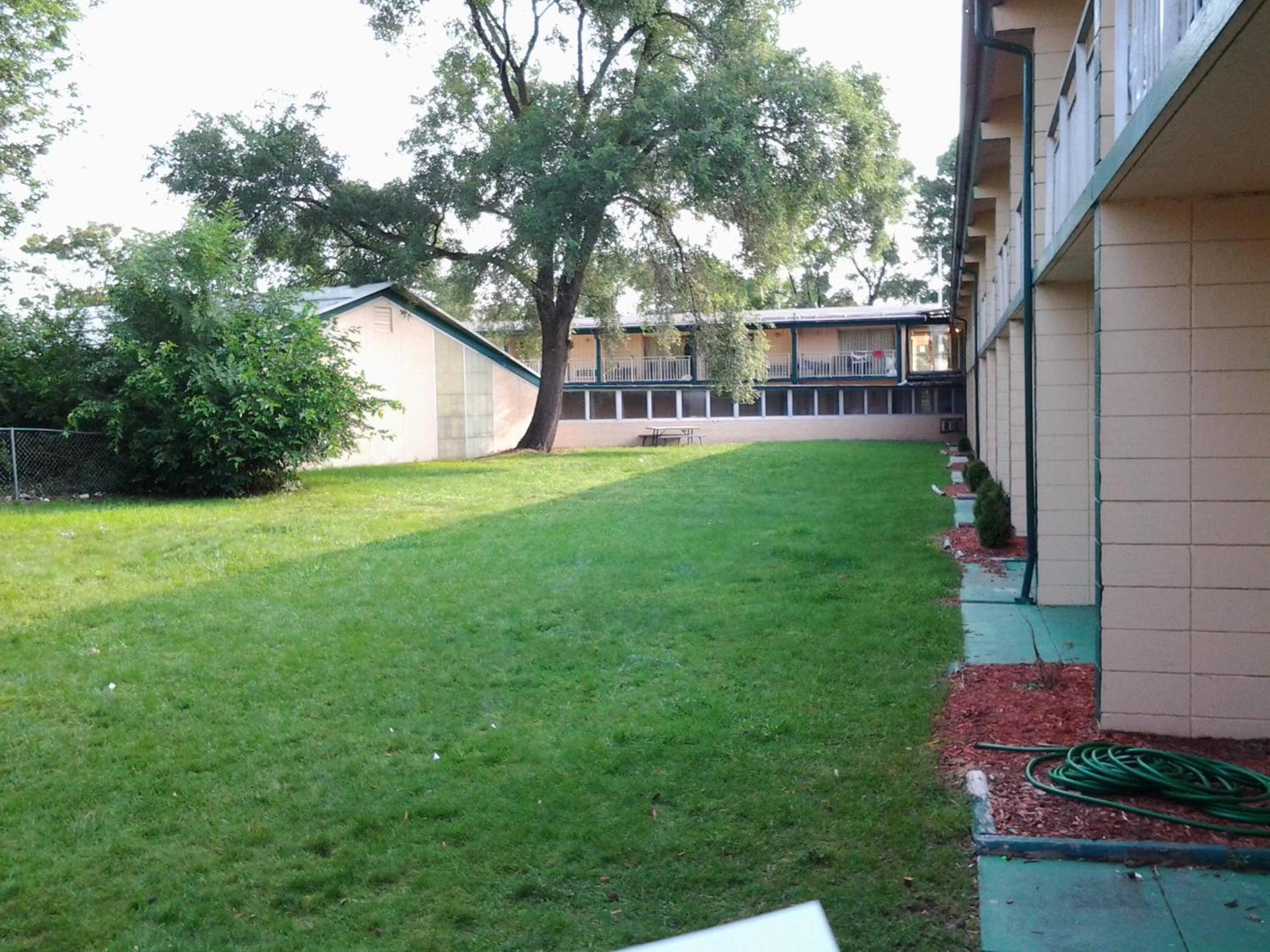 Budgetel Inn & Suites Hotel photo 26