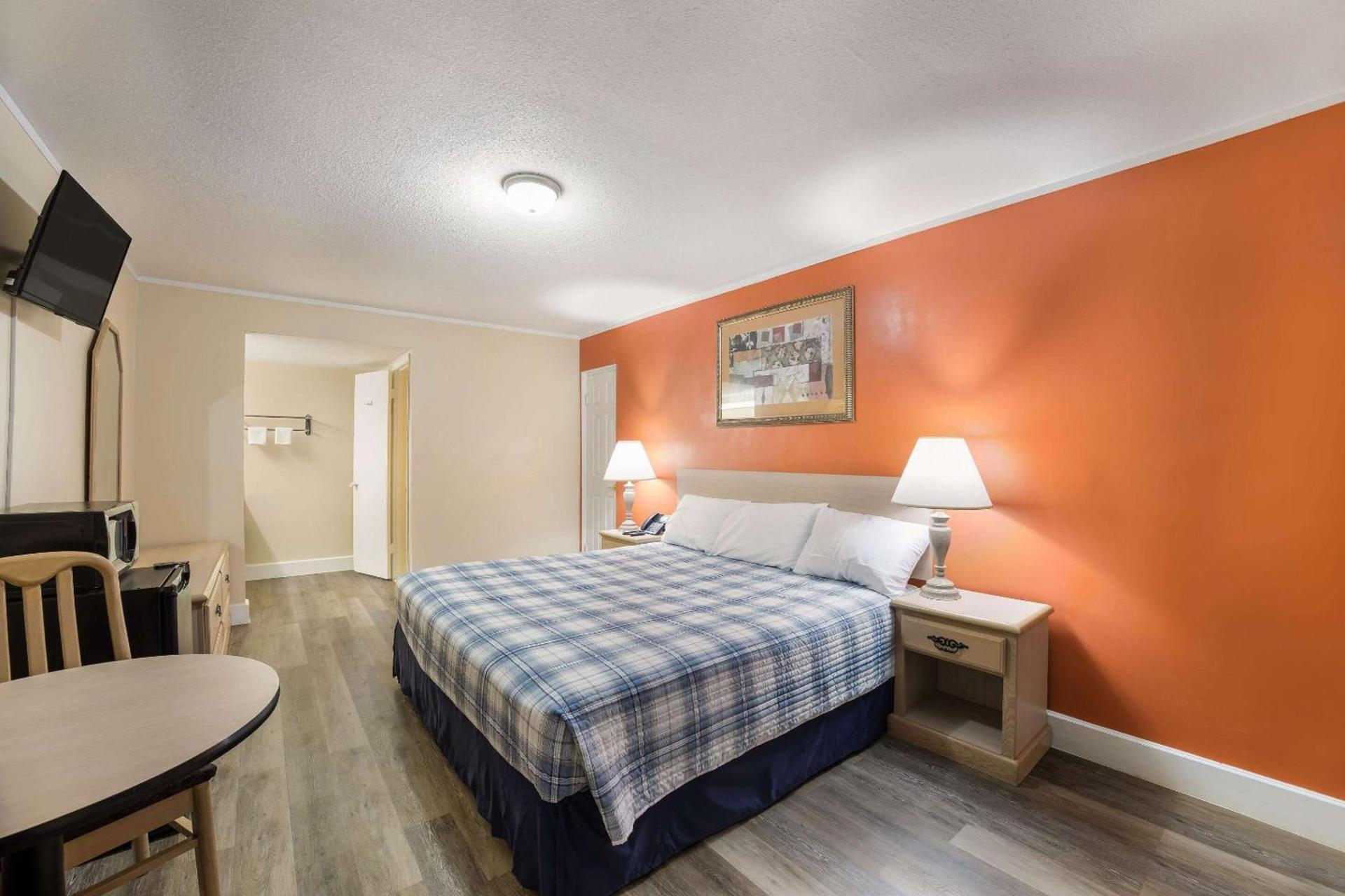 Rodeway Inn Cecil photo 11