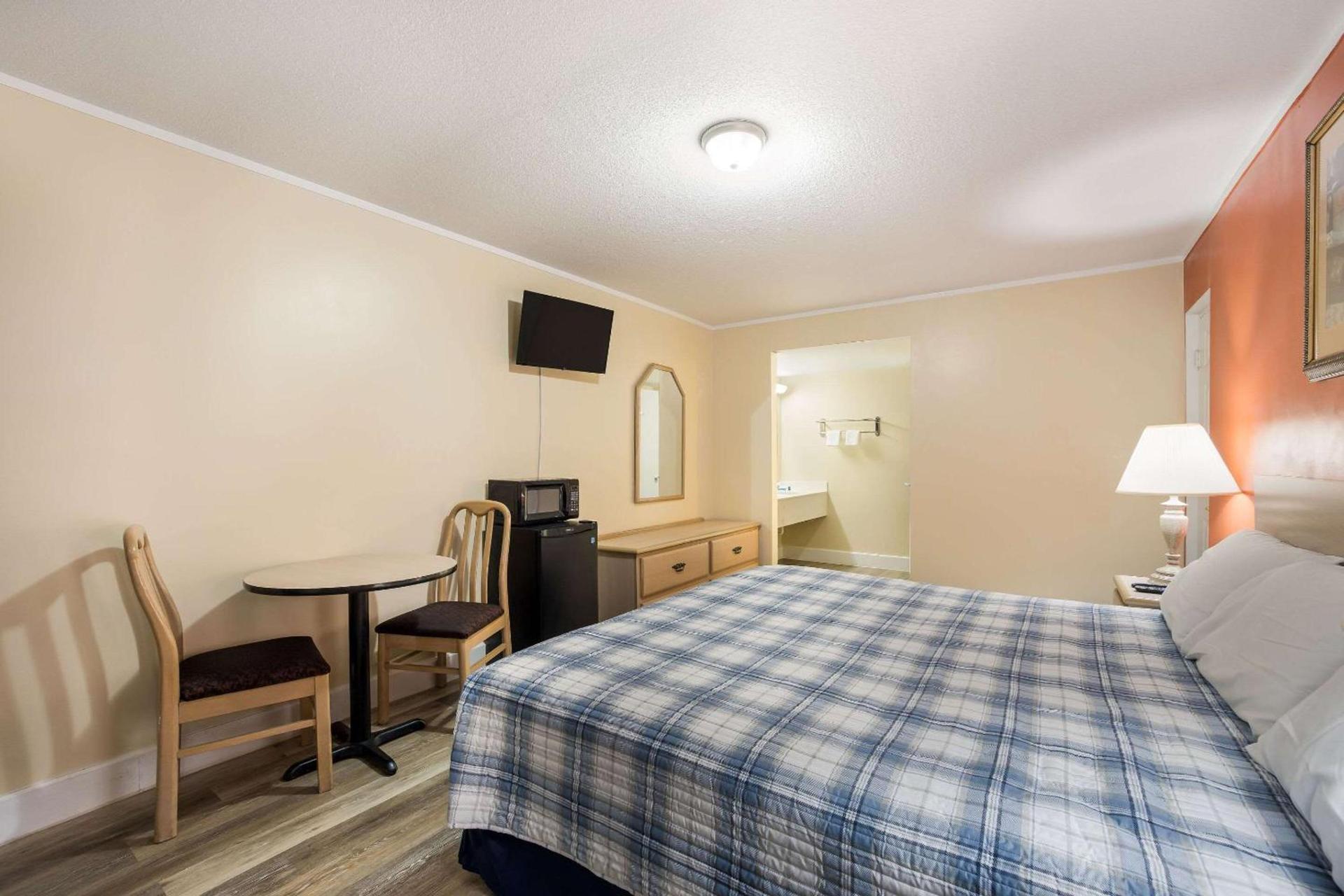 Rodeway Inn Cecil photo 12