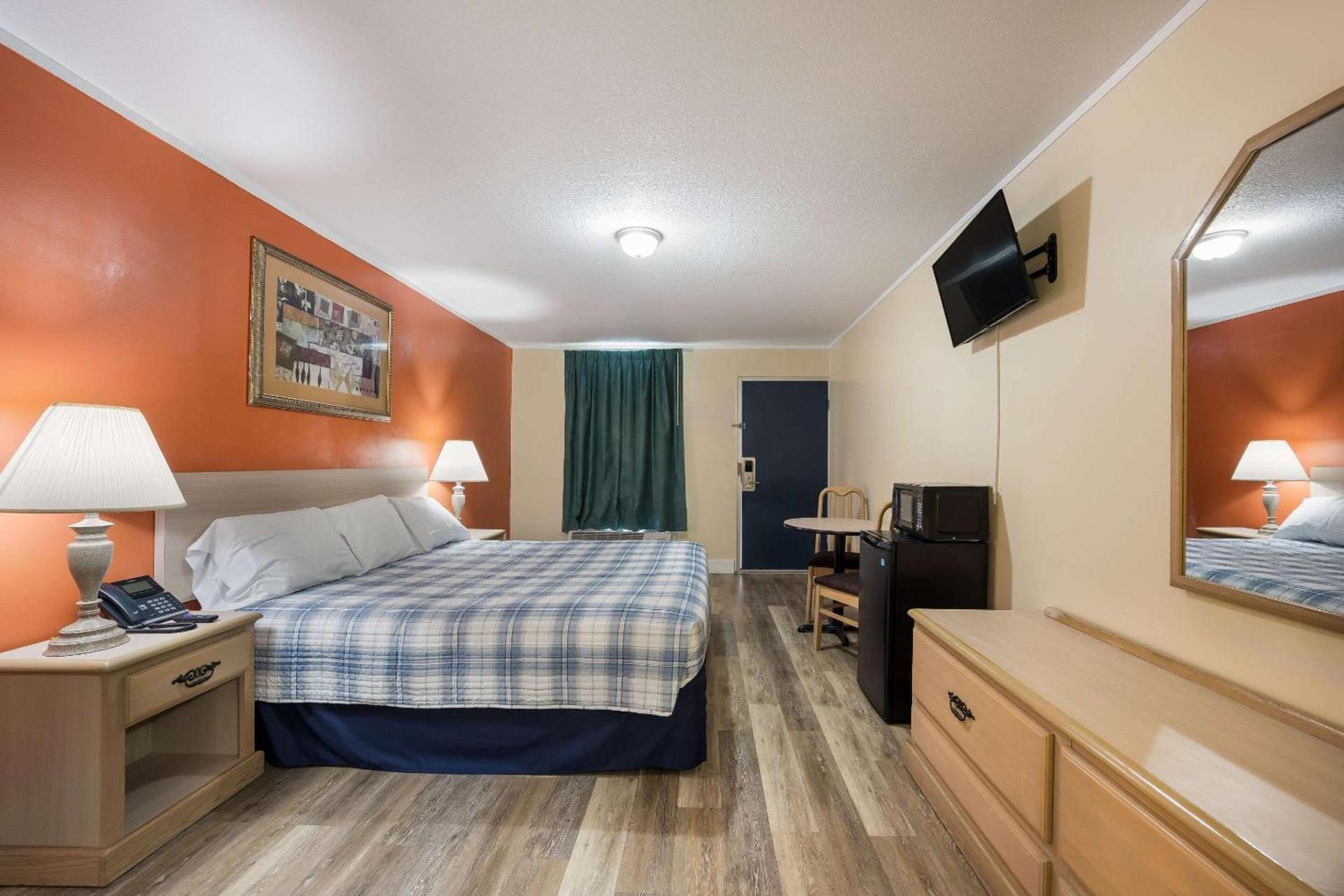 Rodeway Inn Cecil photo 14