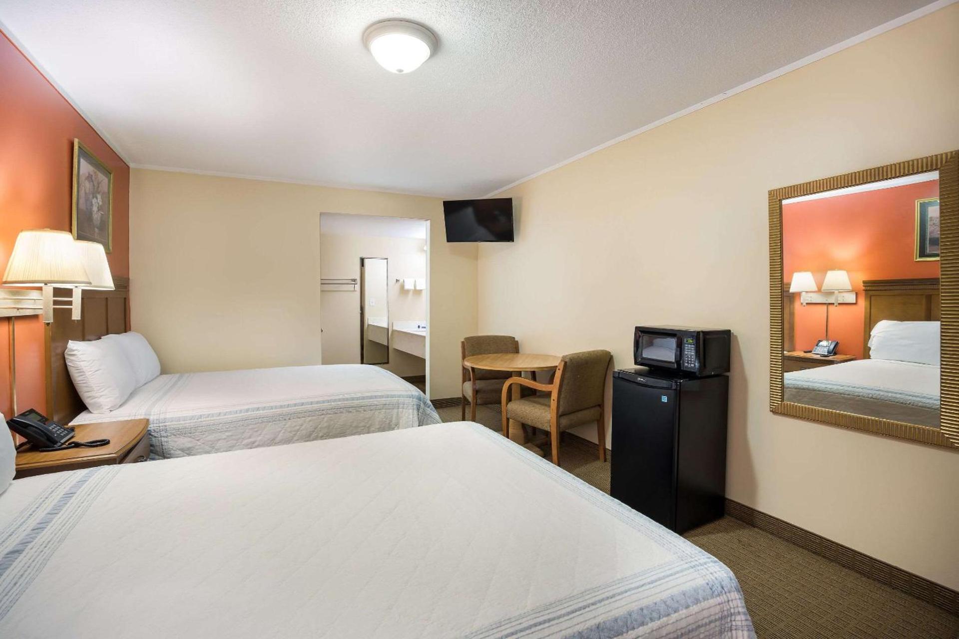 Rodeway Inn Cecil photo 17