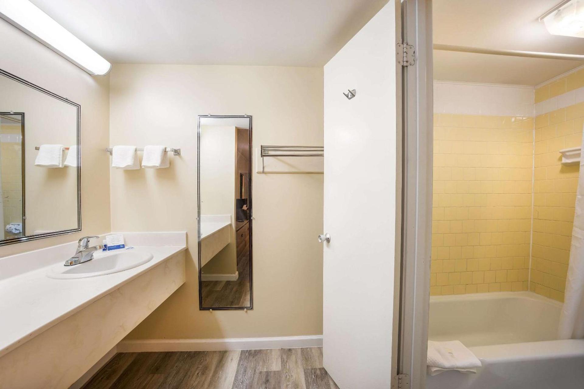 Rodeway Inn Cecil photo 24