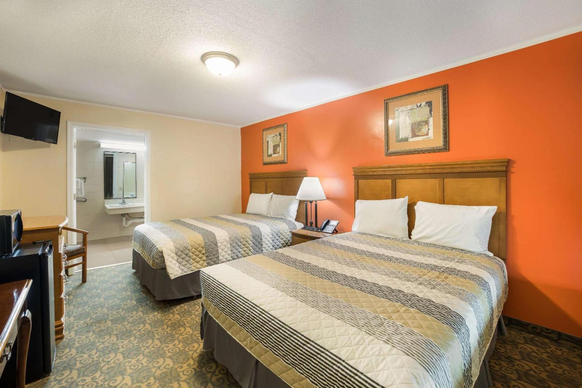 Rodeway Inn Cecil photo 25