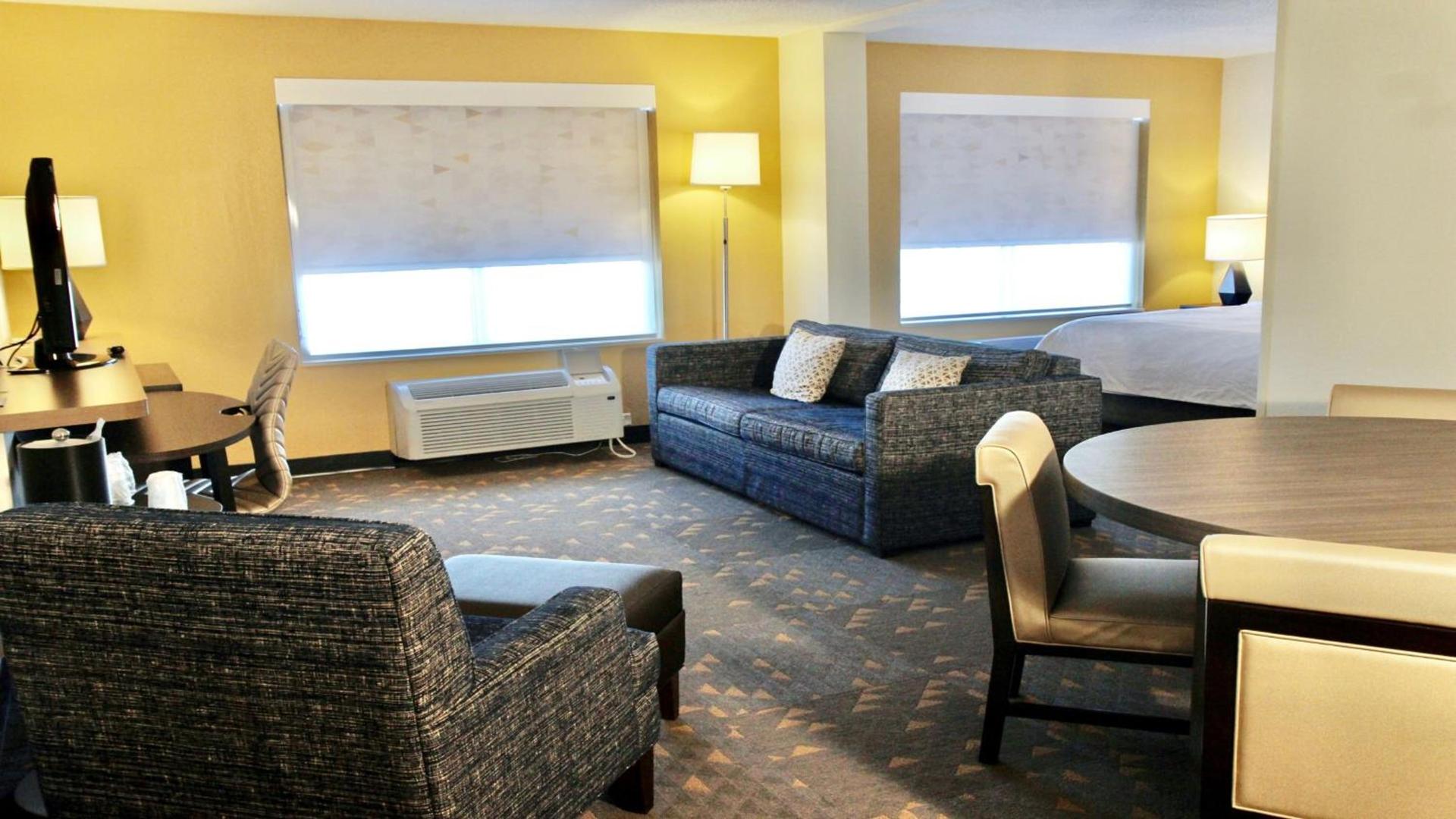 Holiday Inn Hotel & Suites Overland Park-Convention Center by IHG photo 2