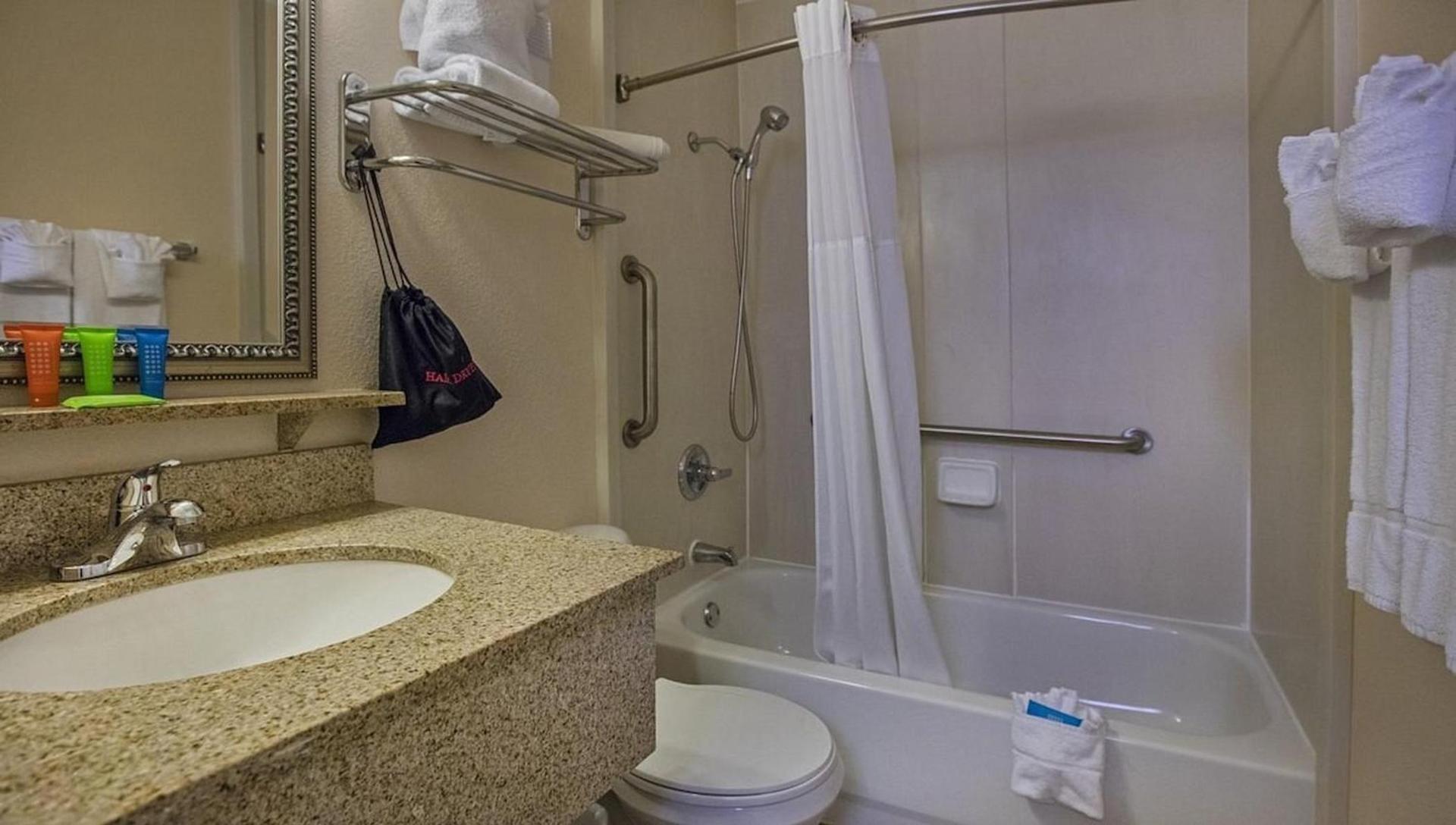 2 Bed Condo with Balcony Facing Pool and Sunsets! photo 17