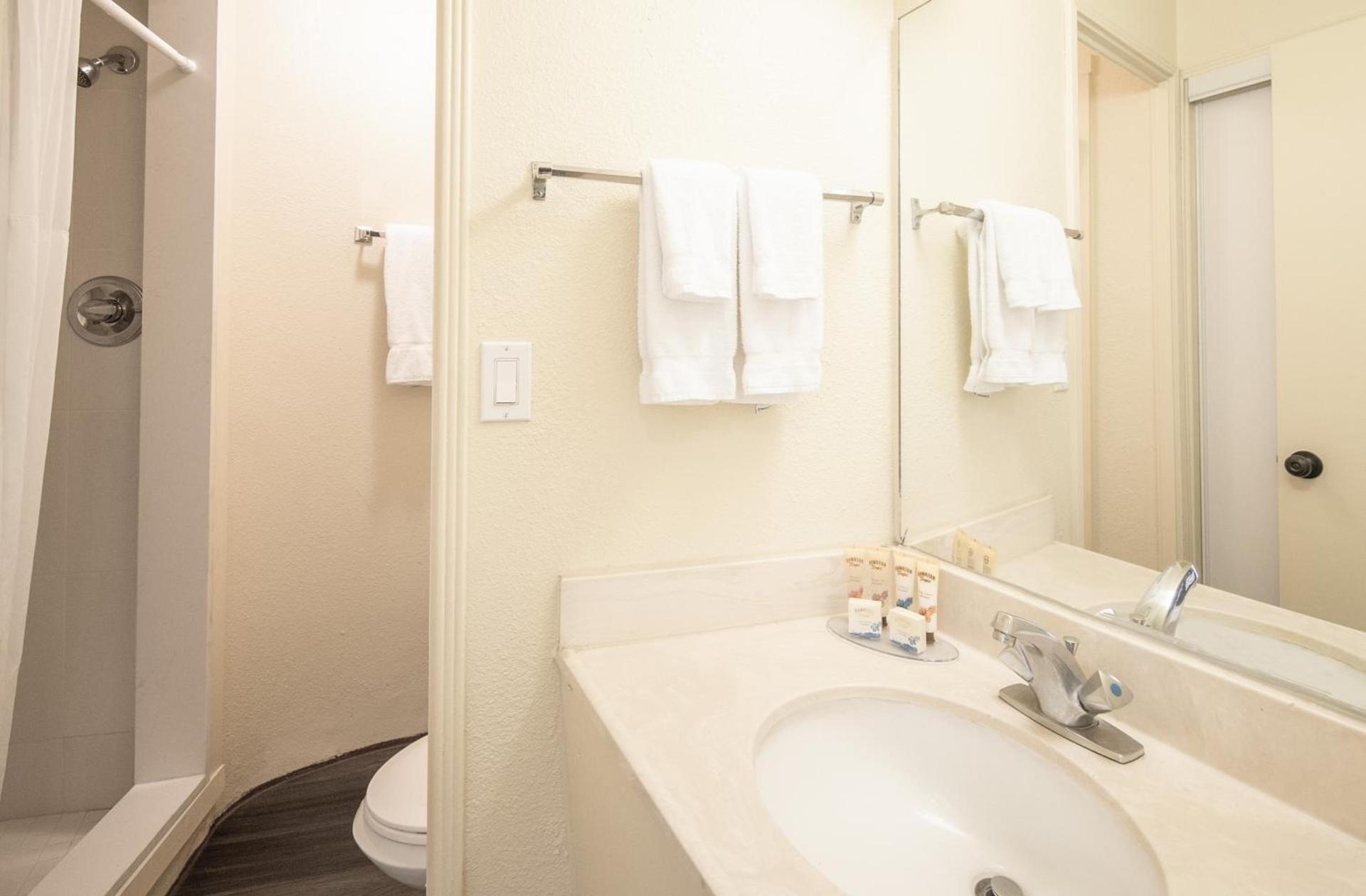 Ohia Waikiki Studio Suites photo 19