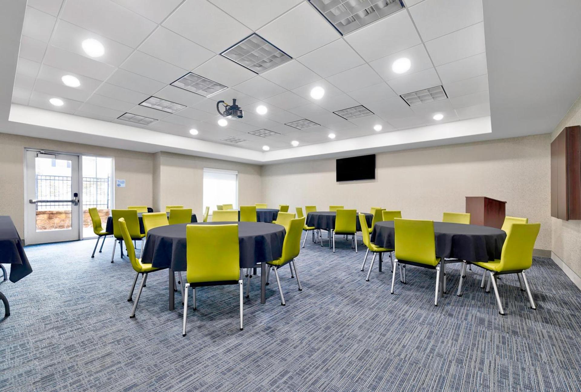 Holiday Inn Express Hotel & Suites Kansas City - Grandview by IHG photo 58