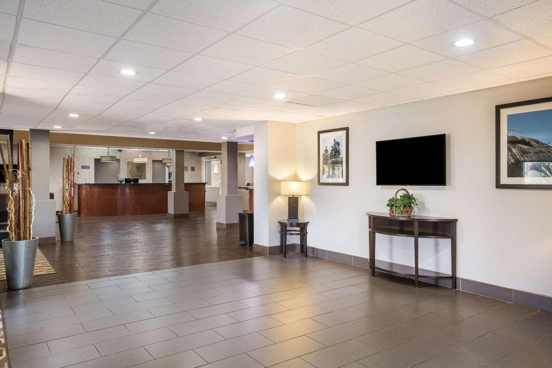 Comfort Suites Forsyth near I-75 photo 11