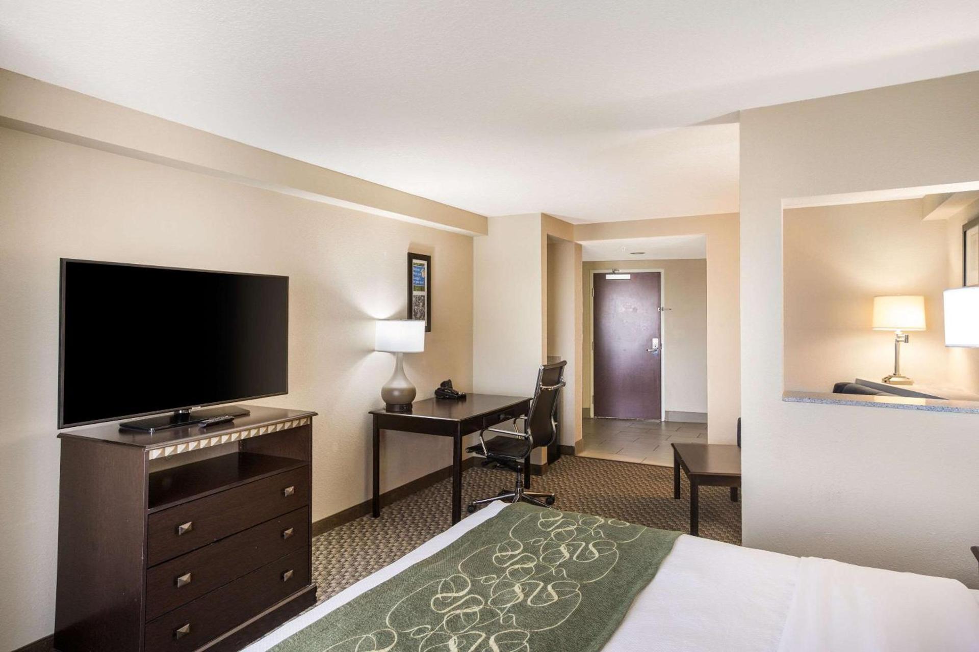 Comfort Suites Forsyth near I-75 photo 14
