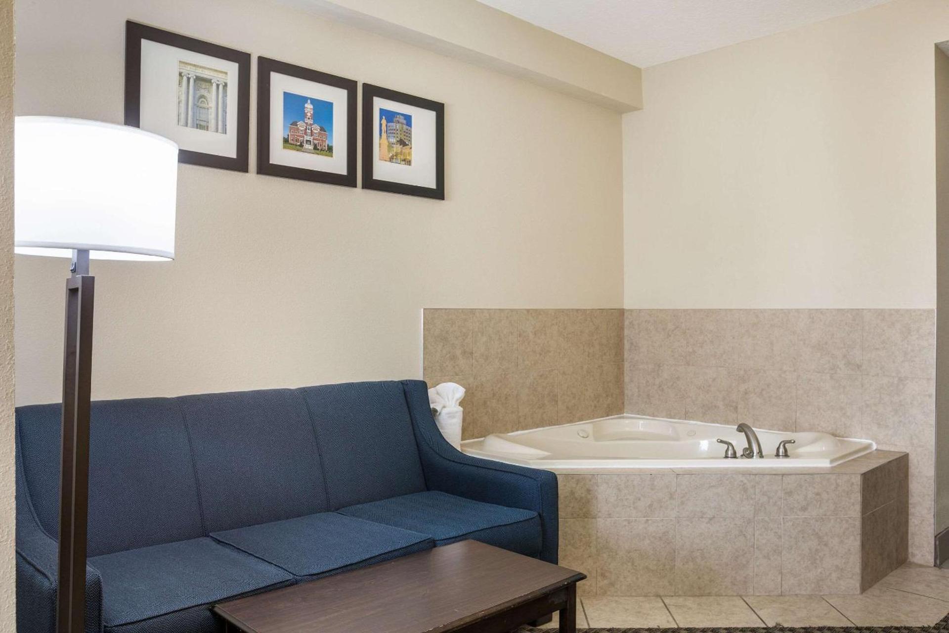 Comfort Suites Forsyth near I-75 photo 22
