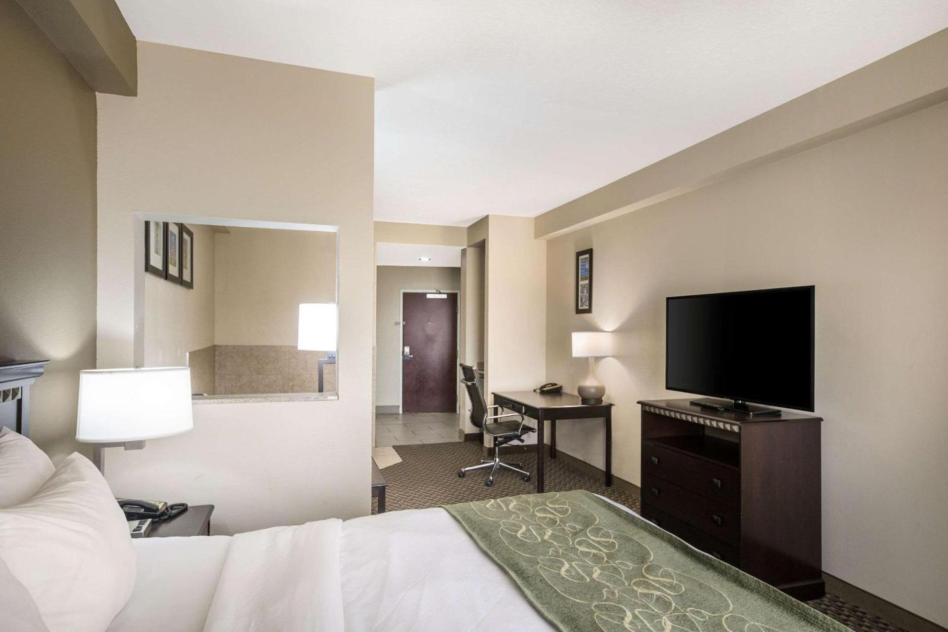 Comfort Suites Forsyth near I-75 photo 23