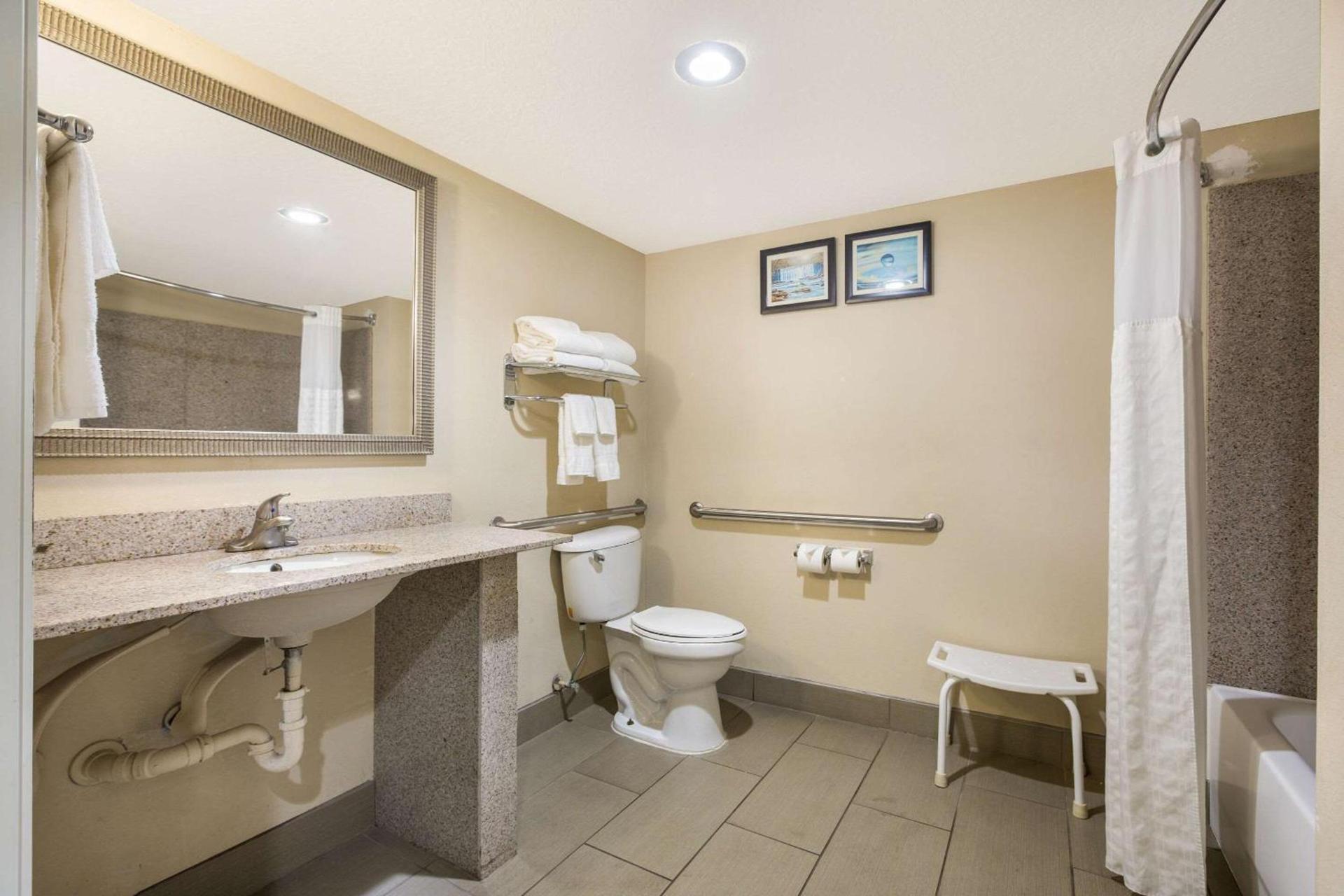 Comfort Suites Forsyth near I-75 photo 27