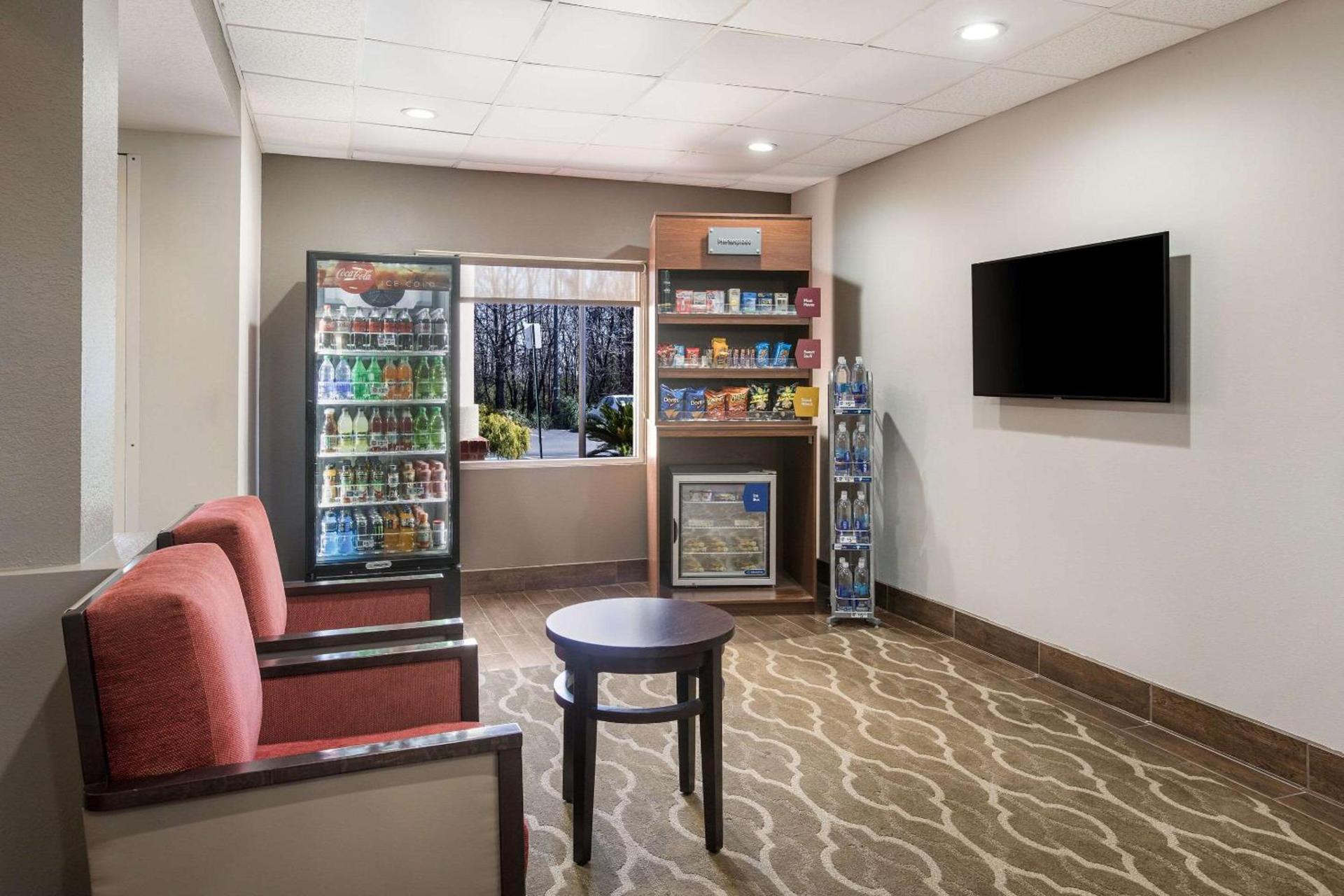 Comfort Suites Forsyth near I-75 photo 38