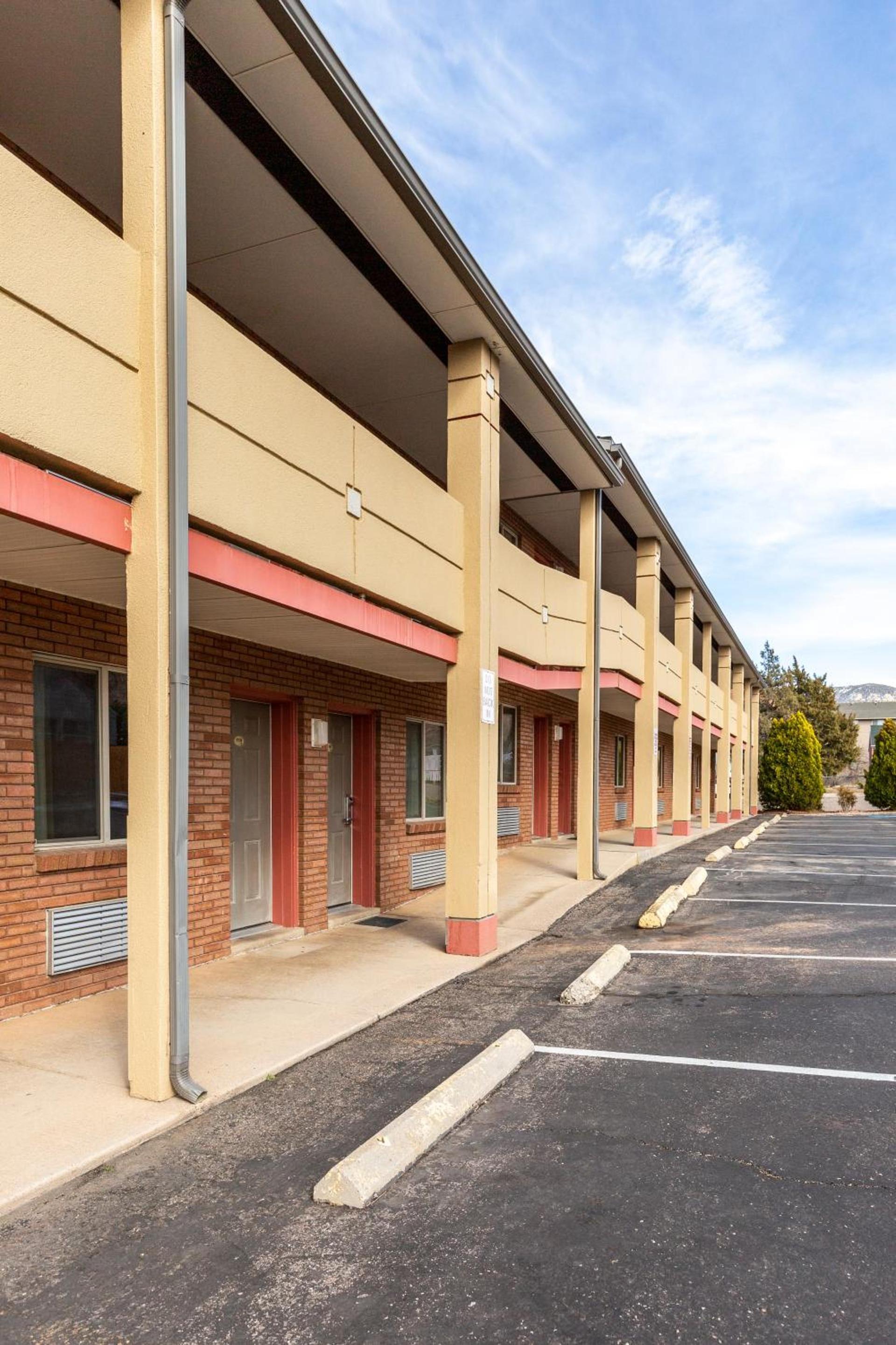 Cedar Valley Inn photo 6