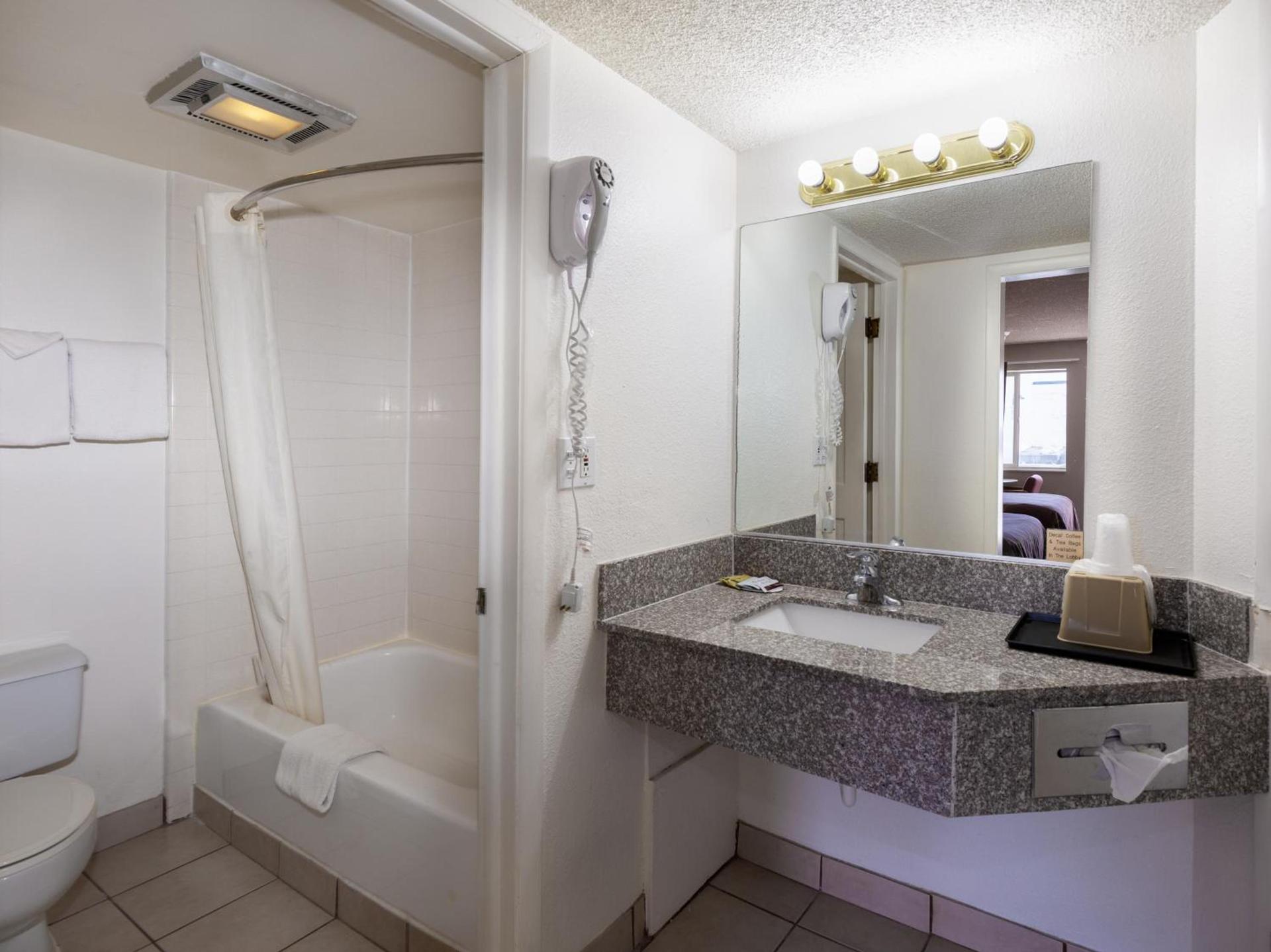 Cedar Valley Inn photo 10