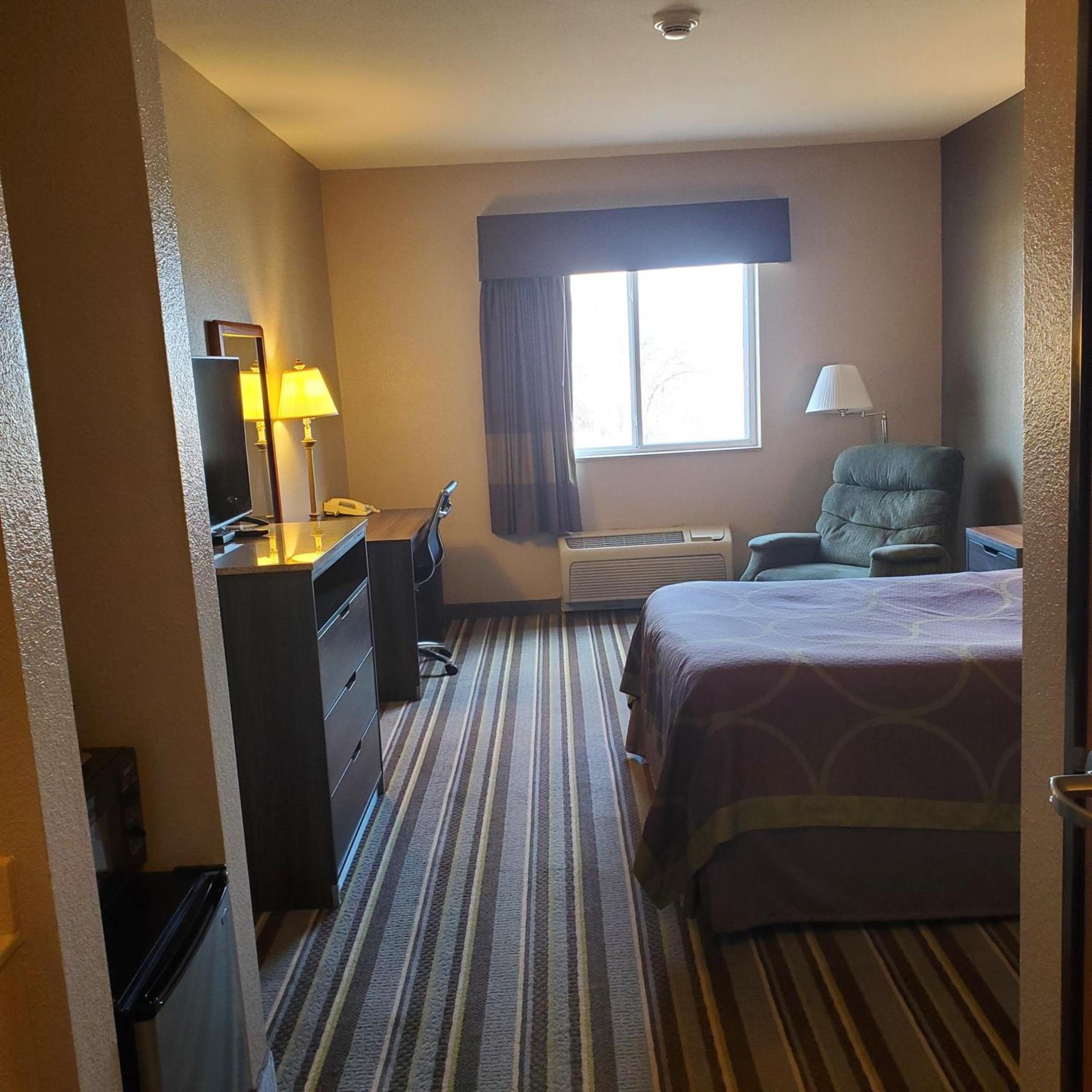 Super 8 by Wyndham Iola KS photo 24