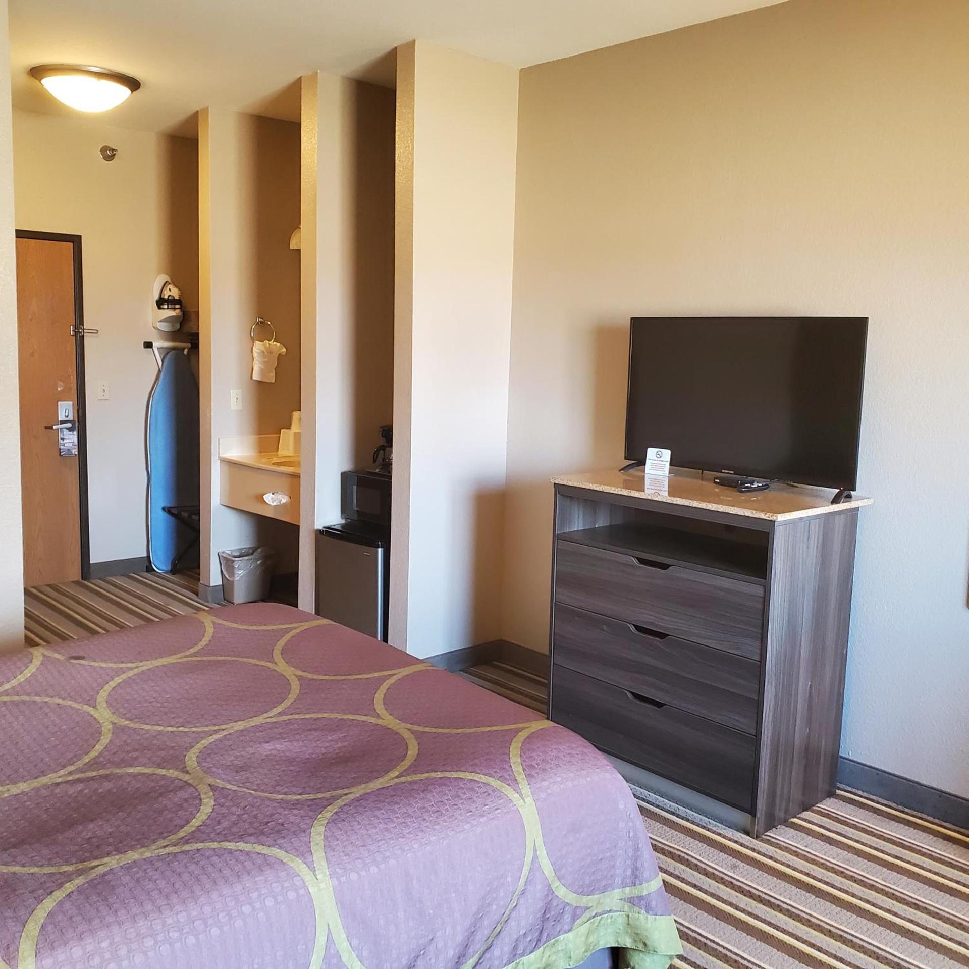 Super 8 by Wyndham Iola KS photo 25